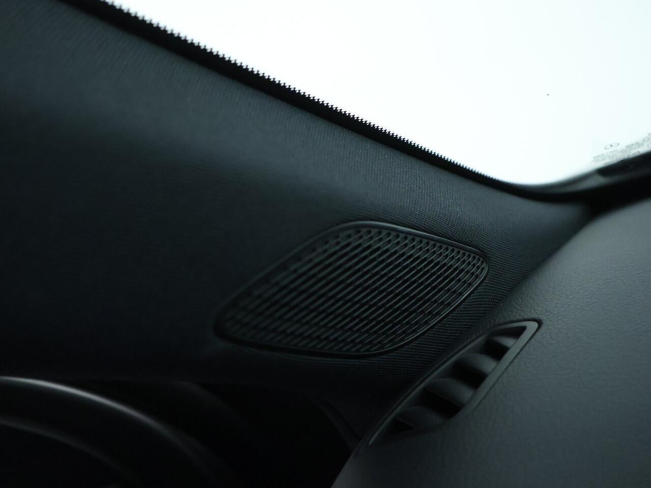 Mercedes-Benz A-KLASSE 160 Business Solution AMG Panoramadak | 5 spaaks lichtmetalen velgen | Navigatie | Parking support met camera achter | elect bed. voorstoelen met memory | Inclusief 48 maanden Mercedes-Benz Certified garantie voor Europa.