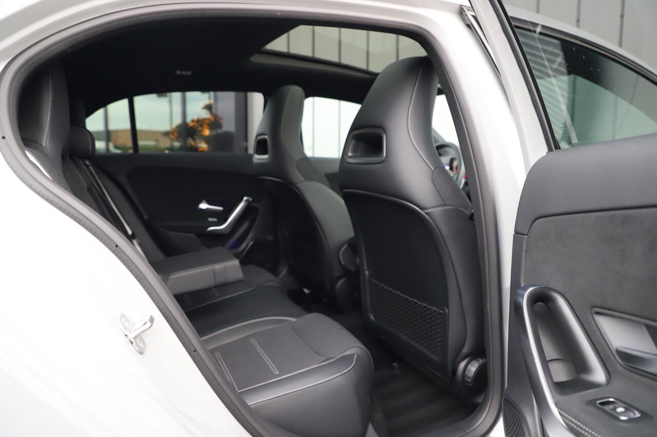 Mercedes-Benz A-KLASSE 250e AMG | Panoramadak | Sfeerverlichting | ACC | Stuurwielverw. | Standkachel | Widescreen | 2025.