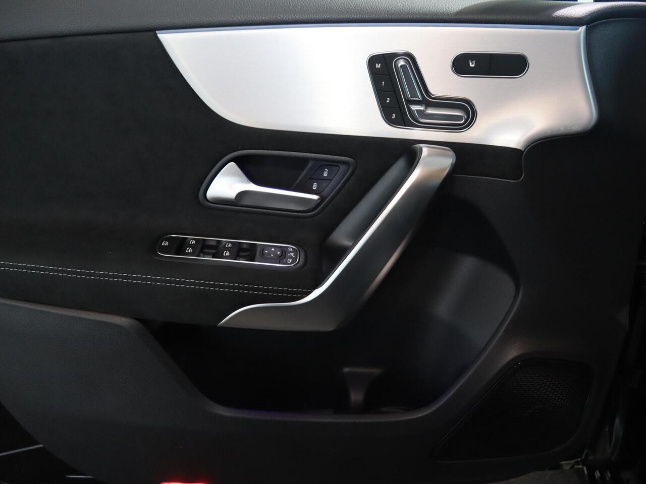 Mercedes-Benz A-KLASSE 180 Business Solution AMG | AMG Line Plus | Nightpakket | Panoramaschuifdak | Head-up display | Stoelverwarming voor| 360° camera | Dodehoekassistent |