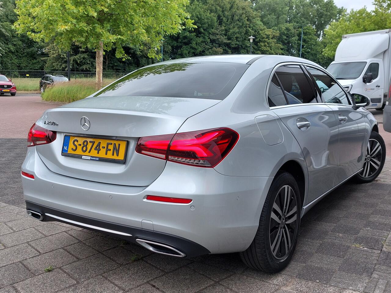 Mercedes-Benz A-KLASSE 250e Plug-In Hybrid Luxury Line | Origineel NL | Navi | Apple Carplay+Android Auto | Clima | Cruise | Stoelverwarming | Pdc V+A+Assist+Camera | Privacy Glass | 17''lm