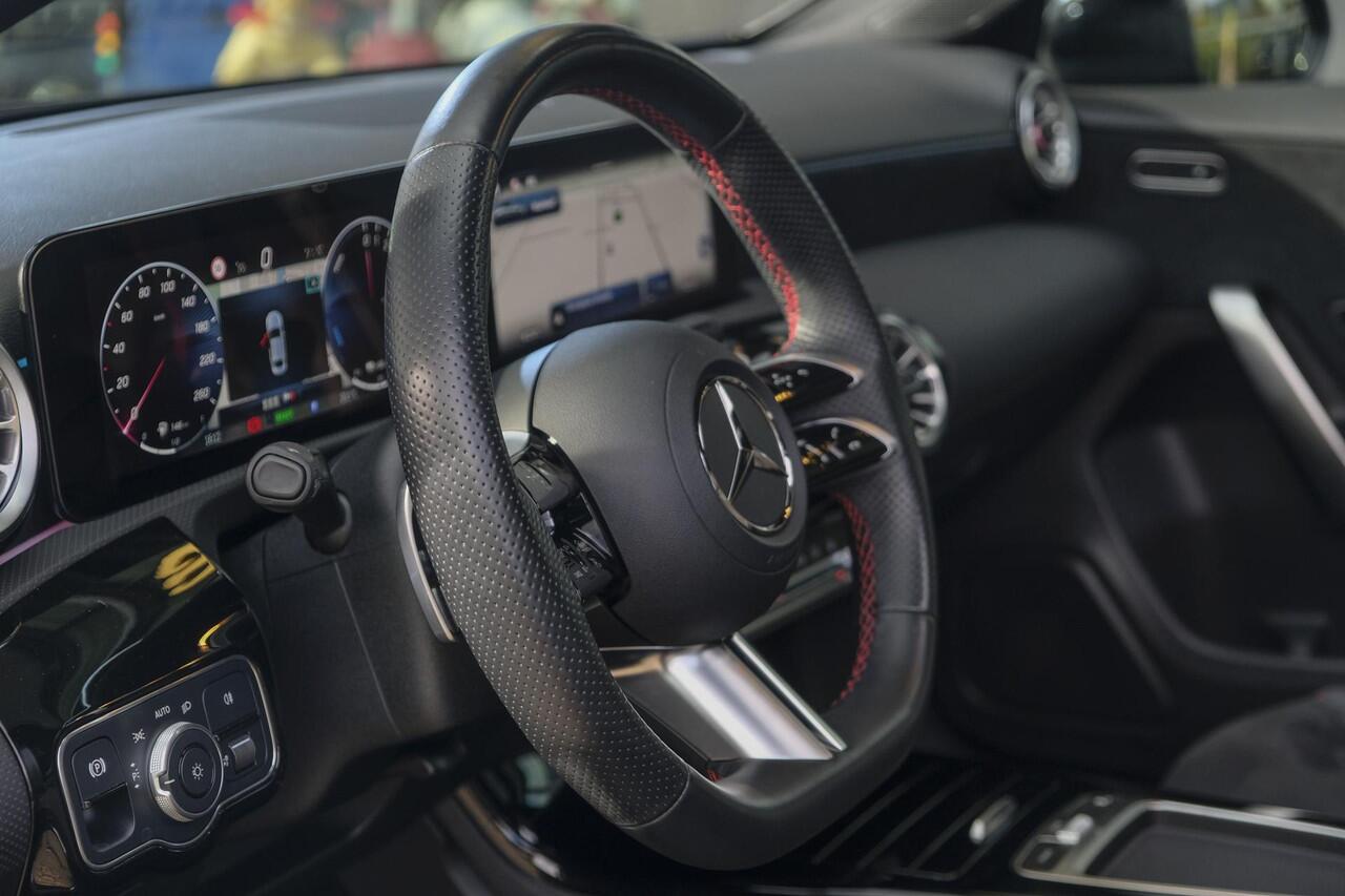 Mercedes-Benz A-KLASSE A250e AMG 218pk Hybrid Panoramadak Night pakket Widescreen Sfeerverlichting 19" LMV NLauto