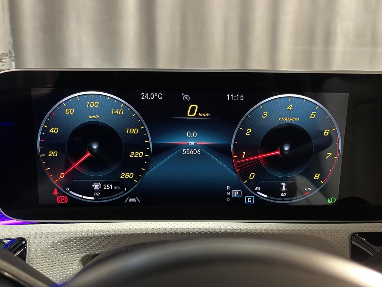 Mercedes-Benz A-KLASSE 180 Business Solution Luxury 17"/Panoramadak/Elektrische stoelen + memory/Keyless/Trekhaak/Stoelverwarming/Multibeam/Sfeerverlichting/Camera