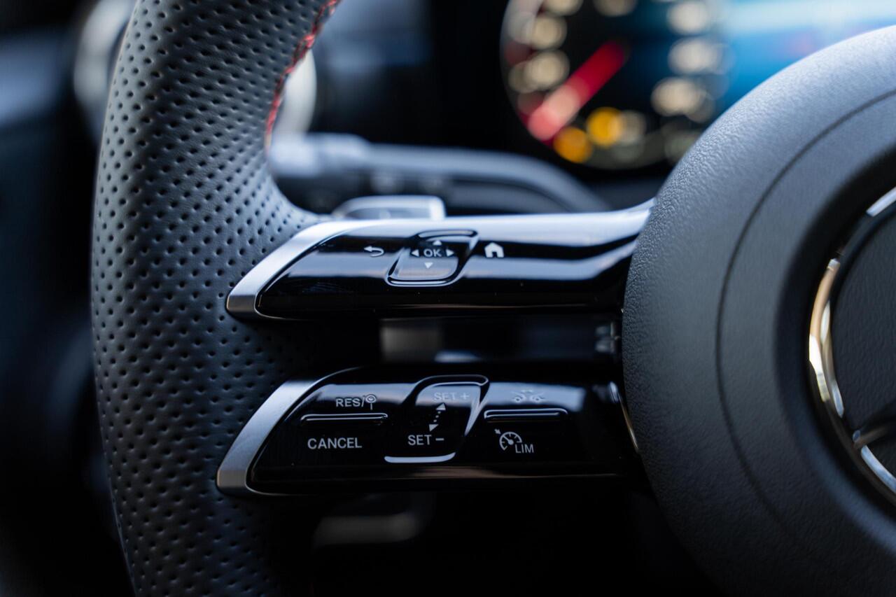 Mercedes-Benz A-KLASSE 250e Business Solution AMG | Panoramaschuifdak | Night pakket | Achteruitrijcamera | Stoelverwarming | MULTIBEAM LED |