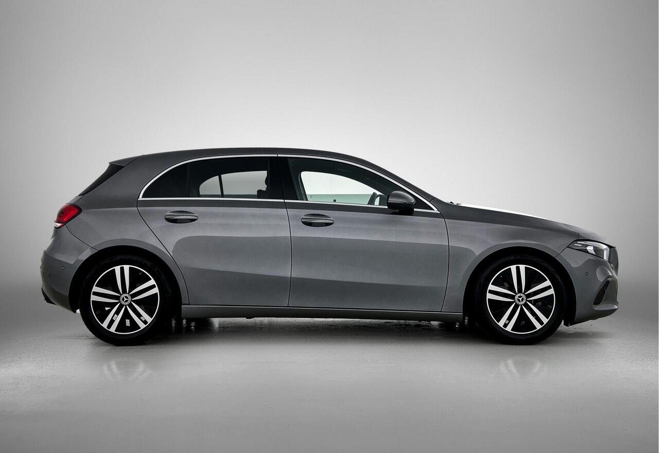 Mercedes-Benz A-KLASSE 180 Business Solution Luxury Ledkoplampemn | Sfeerverlichting | Achteruitrijcamera | Stoelverwarming Voor | Spiegelpakket. Inclusief 24 maanden MB Certified garantie voor Europa.