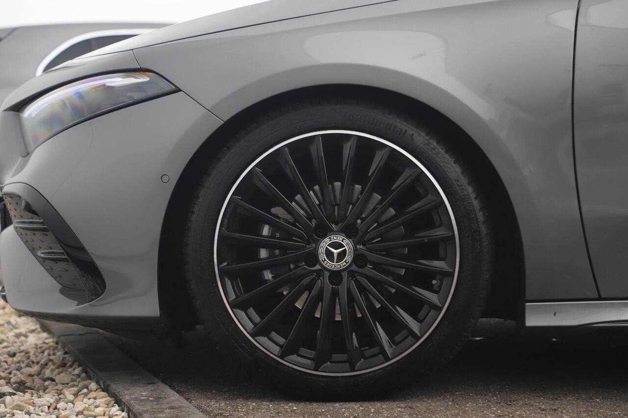 Mercedes-Benz A-KLASSE 180 AMG Line Night Pakket Automaat Panoramadak 19 inch Keyless Sfeerverlichting Burmester Carplay Navigatie Camera Half Leder Stoelverwarming NAP! Dealer onderhouden!