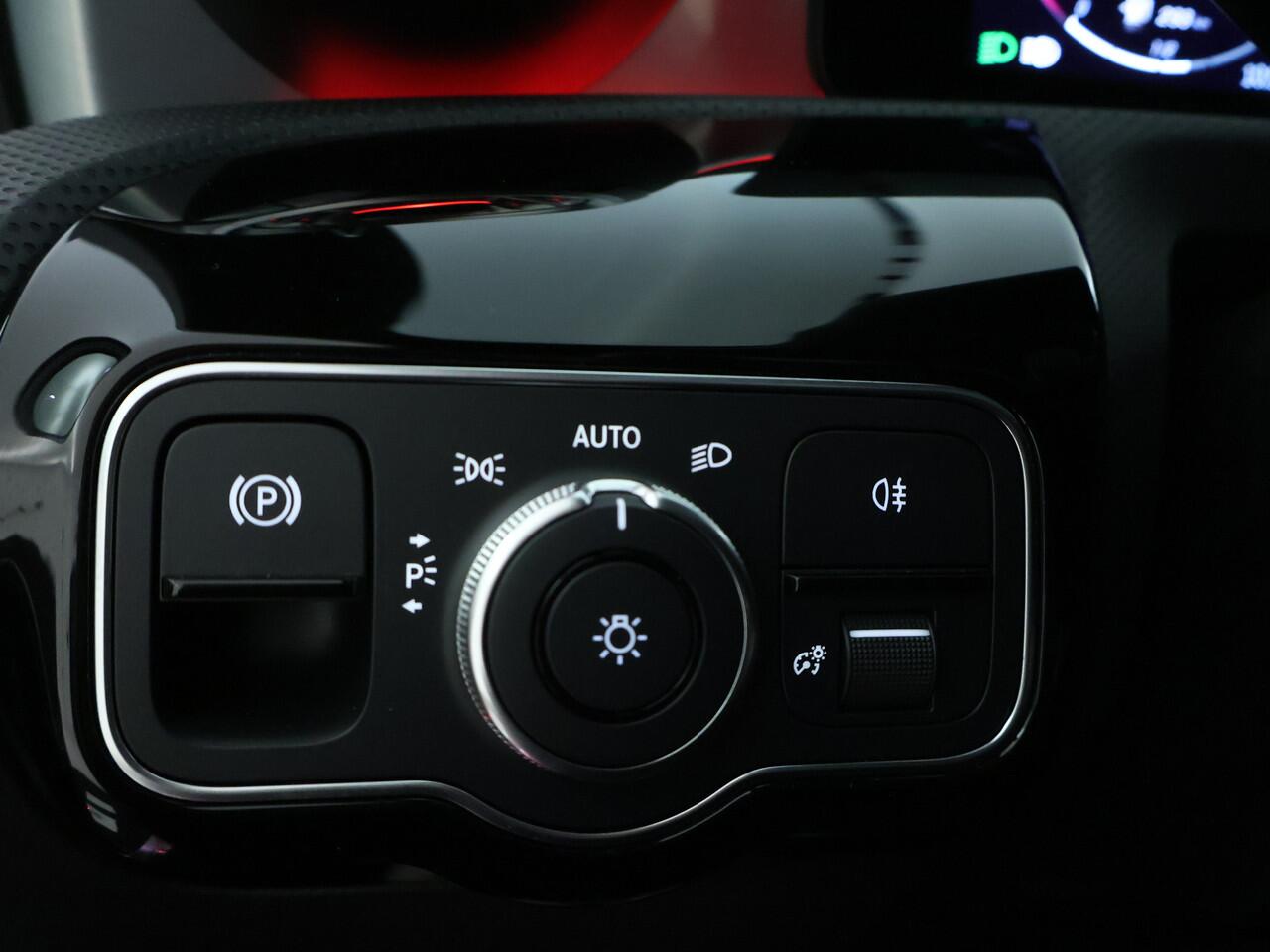 Mercedes-Benz A-KLASSE 250 e Luxury Nightpakket | Panoramaschuifdak | Burmester® Sound | 360 Gr Camera | Dode Hoek Ass | Car Play | Inclusief 24 maanden Mercedes-Benz Certified garantie voor Europa.