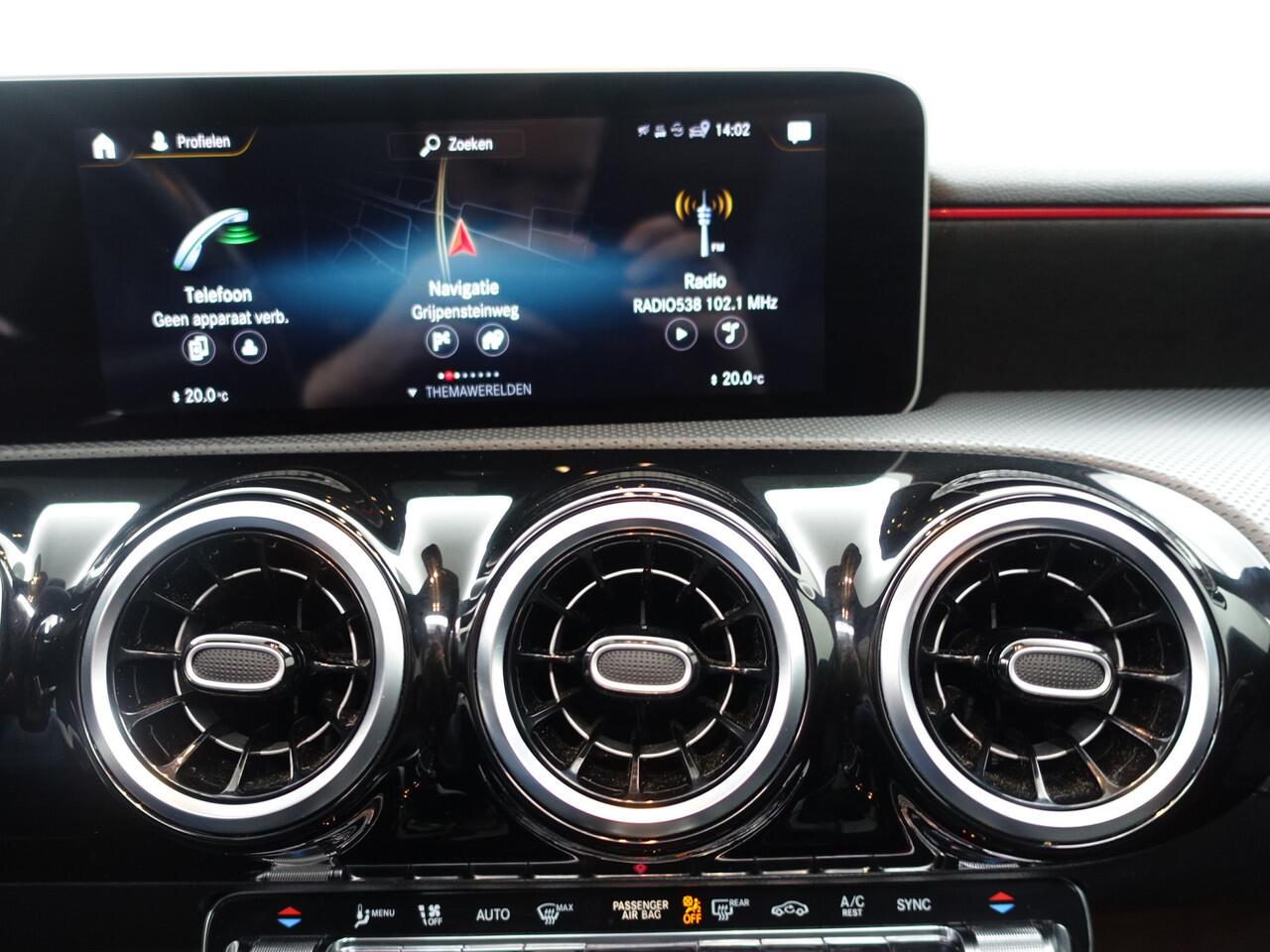 Mercedes-Benz A-KLASSE 180 AMG Night Edition Aut- Panoramadak, Sport Interieur, Xenon Led, Camera, Stoelverwarming