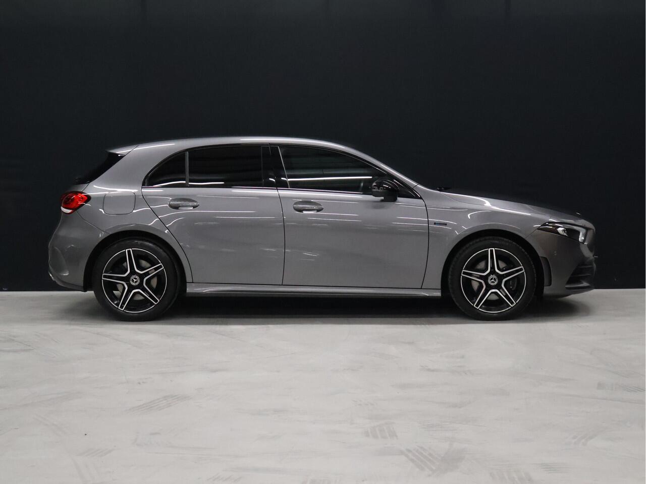 Mercedes-Benz A-KLASSE 250 e Business Solution AMG Limited [TREKHAAK AFNEEMBAAR, CAMERA, SFEERVERLICHTING, STOELVERWARMING, BLUETOOTH, CRUISE, CLIMATE, NIEUWSTAAT]