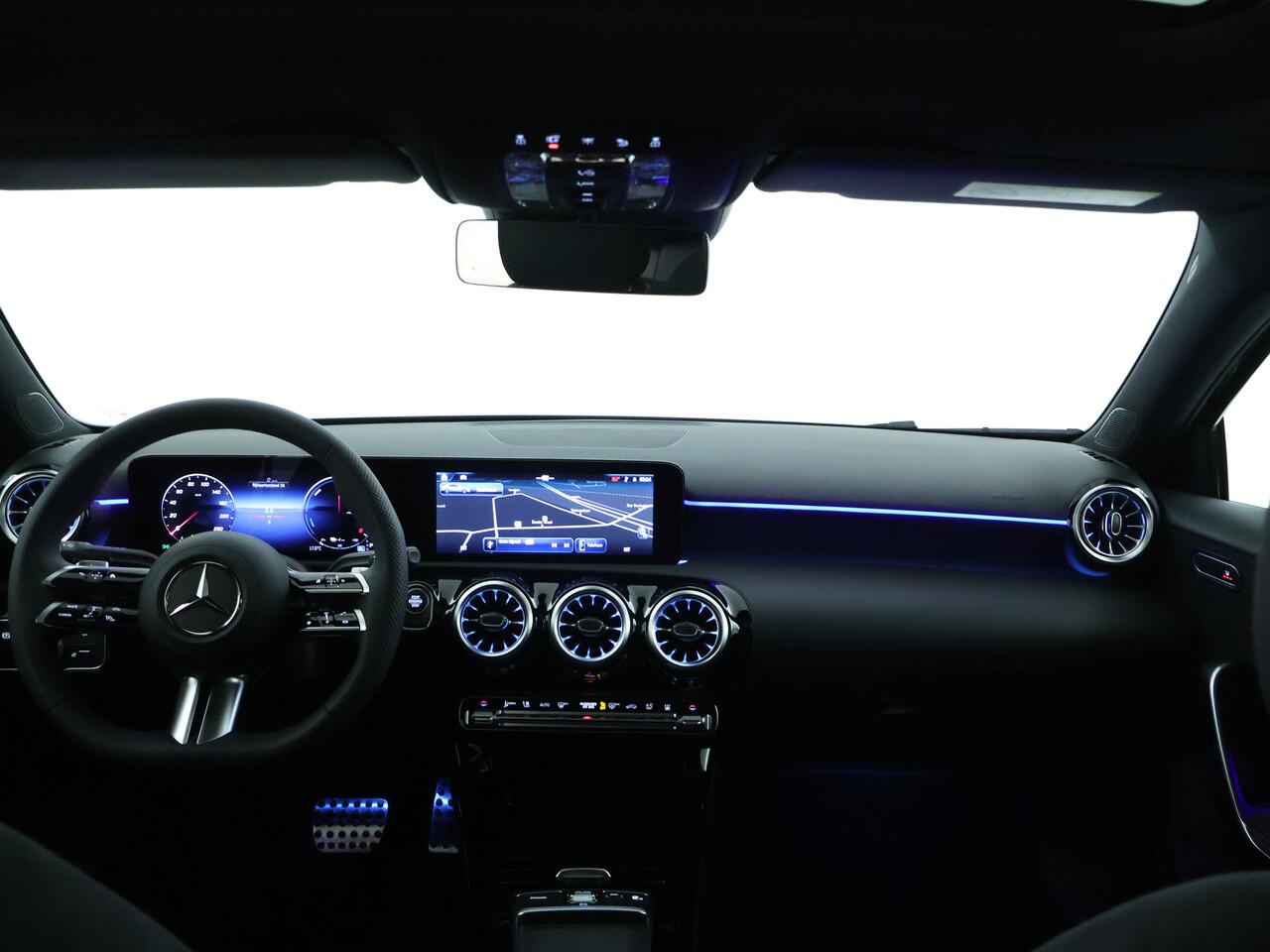 Mercedes-Benz A-KLASSE 250 e Business Solution AMG | Trekhaak | Nightpakket | parkeerpakket met achteruitrijcamera | Verwarmde stoelen vooraan | Antidiefstalpakket URBAN GUARD PLUS | KEYLESS GO-comfortpakket | Extra USB-poorten |