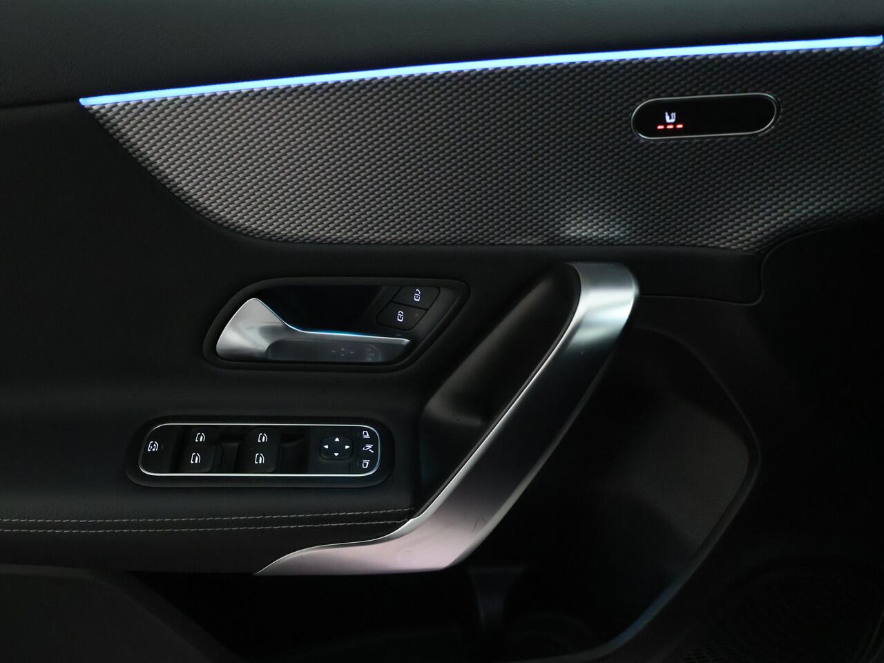 Mercedes-Benz A-KLASSE 180 Business Solution Luxury | Sfeerverlichting | Achteruitrijcamera | Led koplampen | Stoelverwarming | MBUX Augmented reality voor navigatie. Inclusief 24 maanden MB Certified garantie voor Europa.