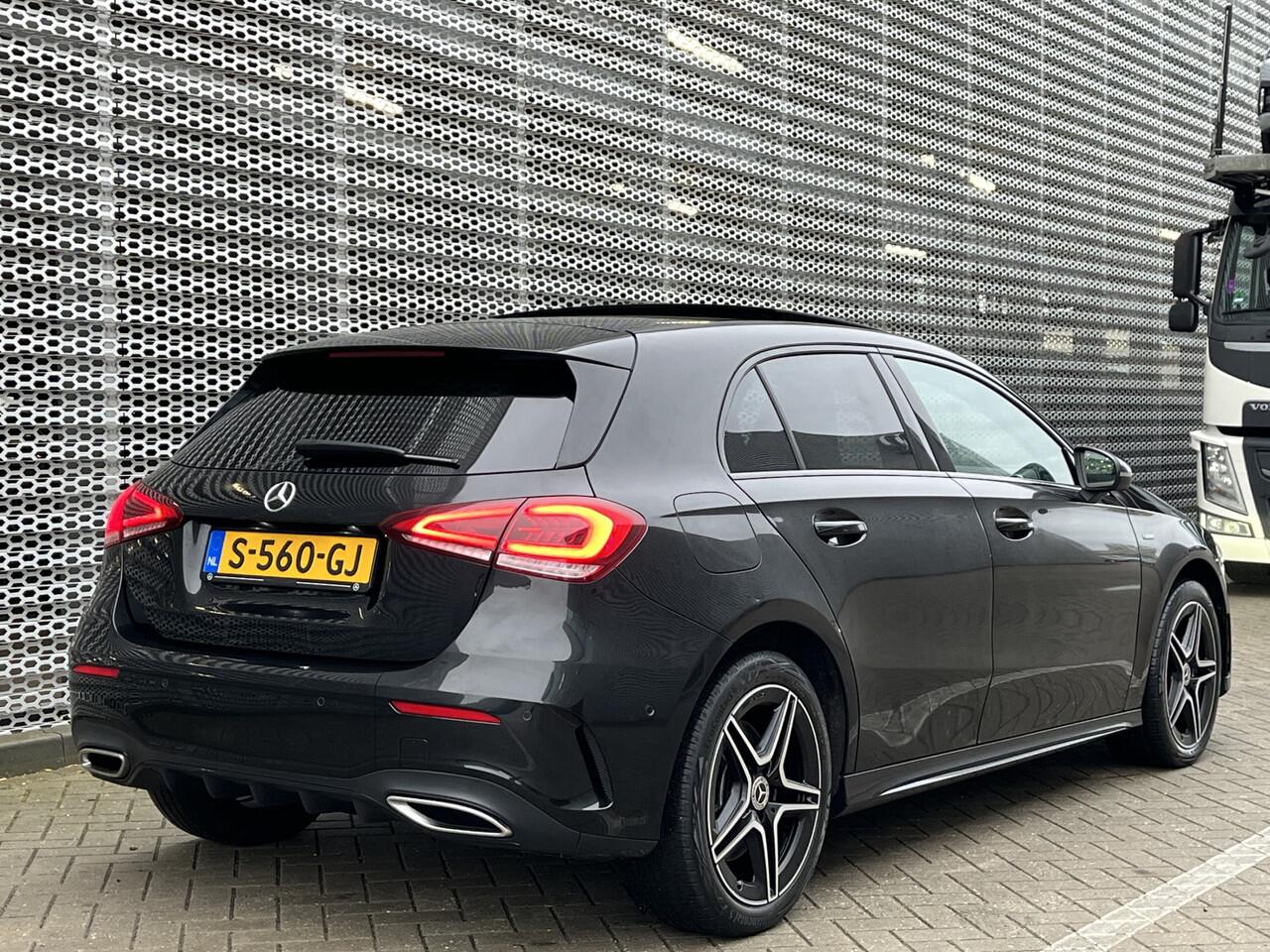 Mercedes-Benz A-KLASSE 250 e AMG Line / Pano / Navigatie / App connect / Camera / Parkeersensoren V+A / Stoelverwarming /