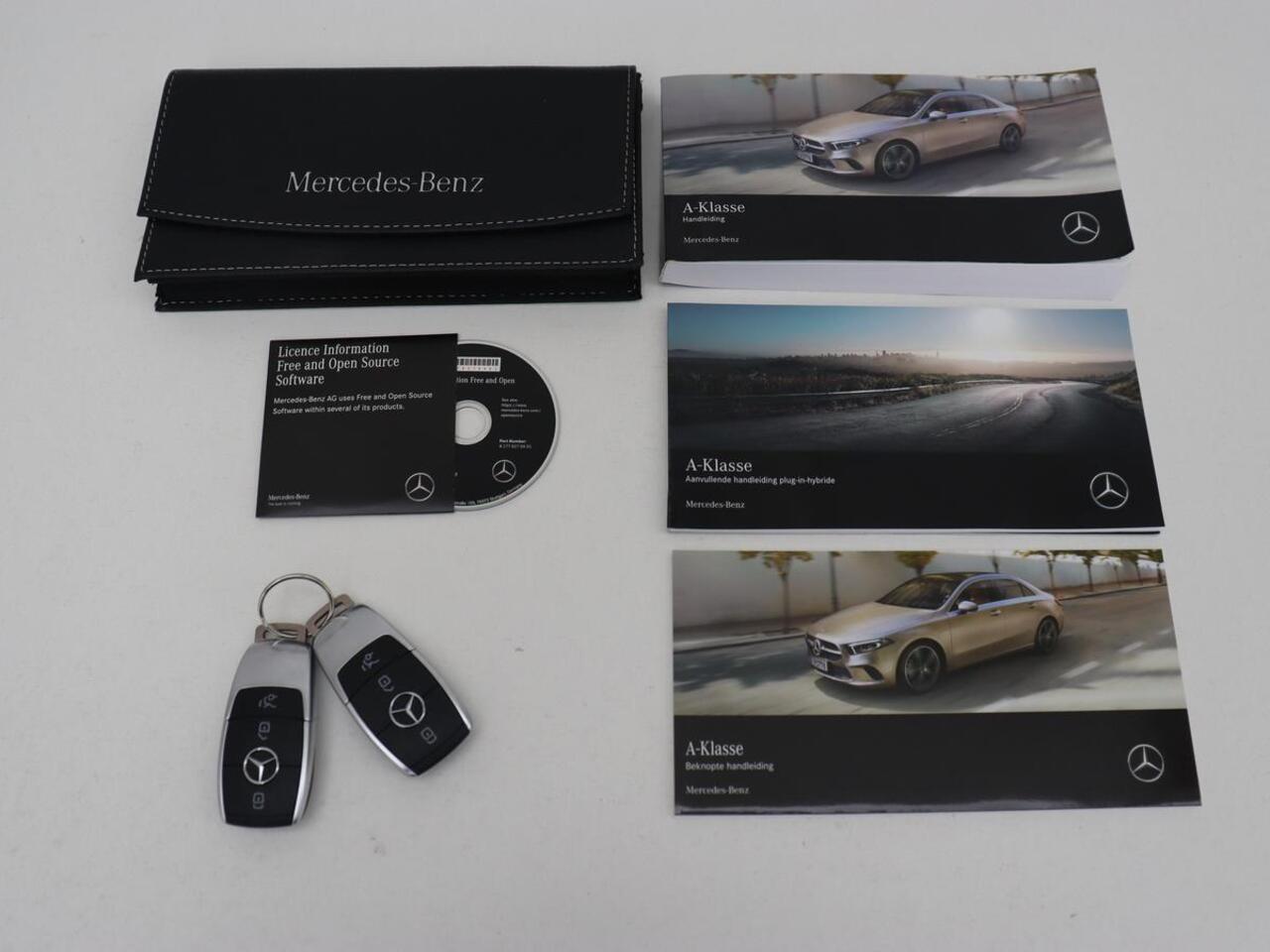 Mercedes-Benz A-KLASSE 250e AMG Limited | Carplay | Stoelverwarming | Camera | Leder/Alcantara | Navigatie | Park Assist | Sfeerverlichting | Full LED | Climate control | Widescreen | Cruise control | PHEV | Plug In