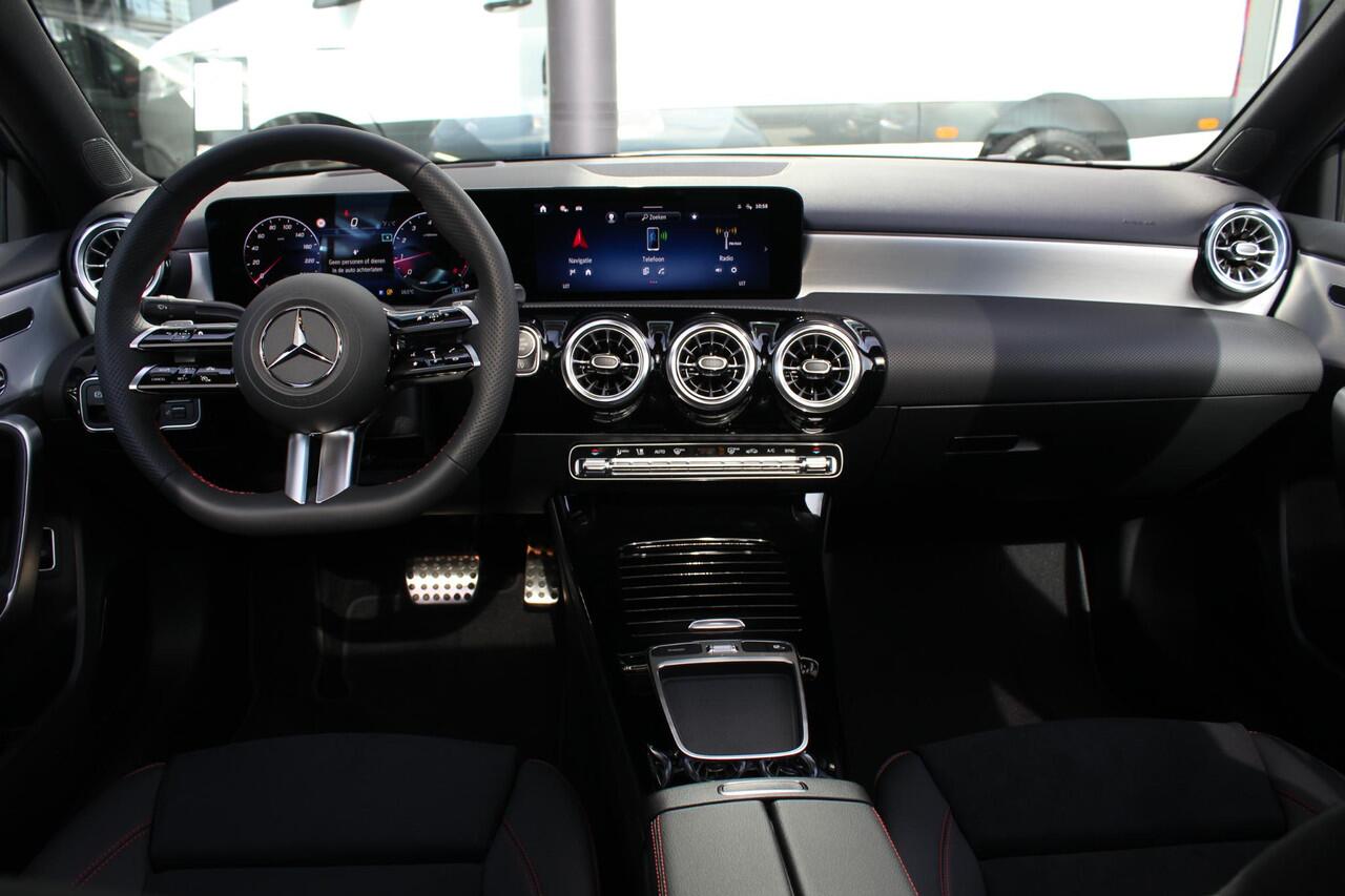 Mercedes-Benz A-KLASSE Limousine 180 Star Edition Panorama dak