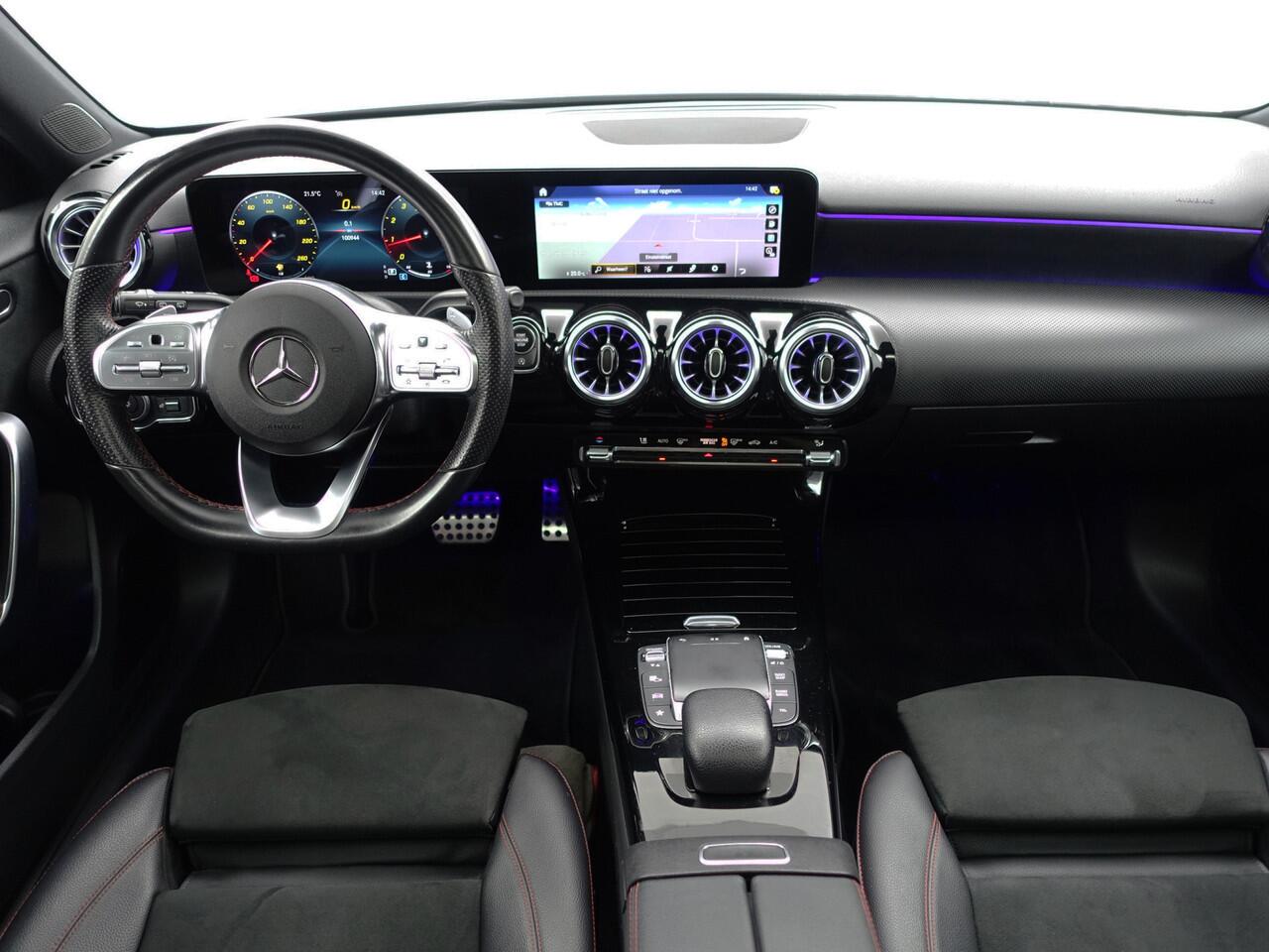 Mercedes-Benz A-KLASSE 180 AMG Night Edition Aut- Panoramadak, Sfeerverlichting, Xenon Led, Camera, Sport Interieur