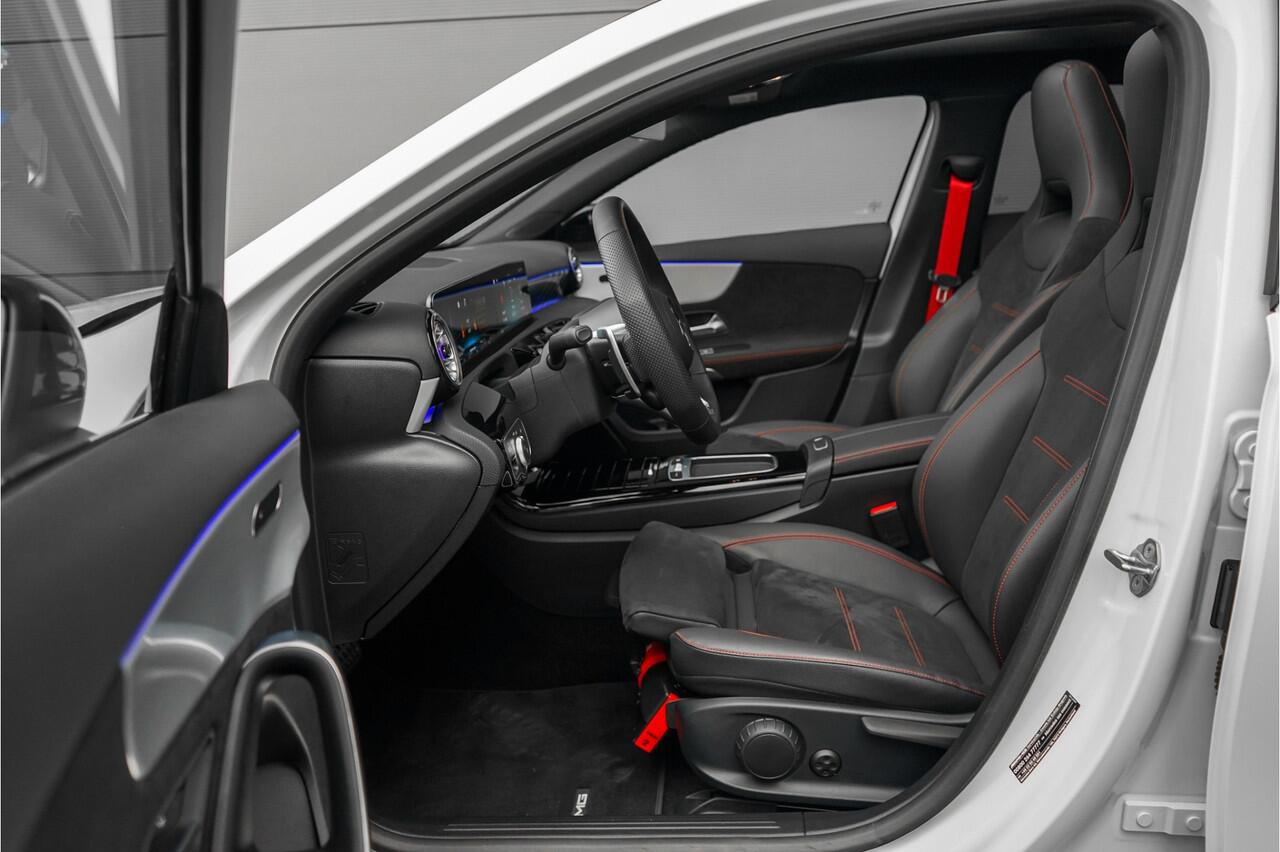 Mercedes-Benz A-KLASSE AMG 35 4MATIC Night Pano 360° Nieuwstaat