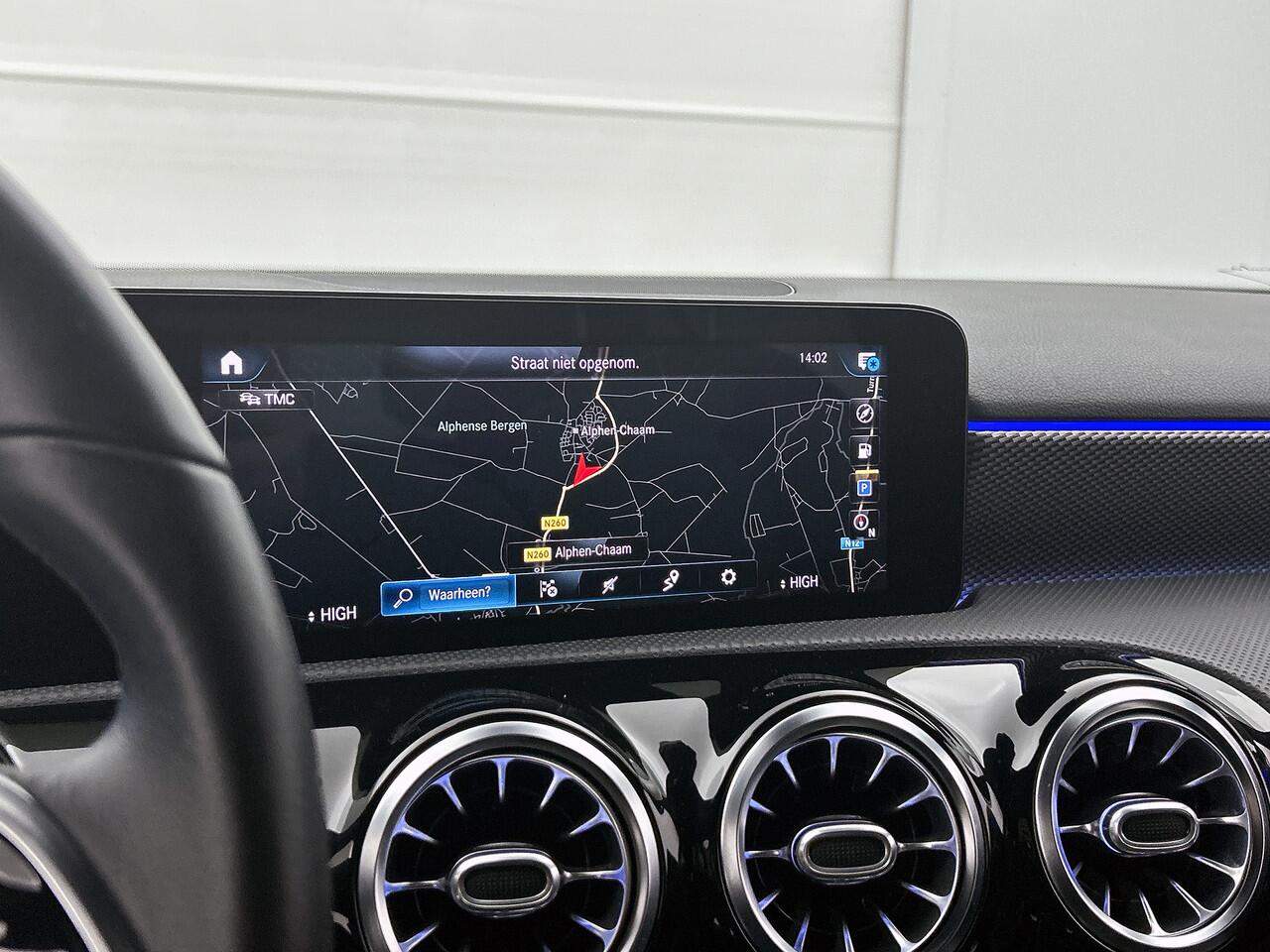 Mercedes-Benz A-KLASSE 160 Luxury-Line Handgeschakeld 6 versn. | Led Lights | Apple CarPlay | Achteruitrijcamera | Stoelverwarming Voor | Spiegelpakket. Inclusief 24 maanden MB Certified garantie voor Europa.