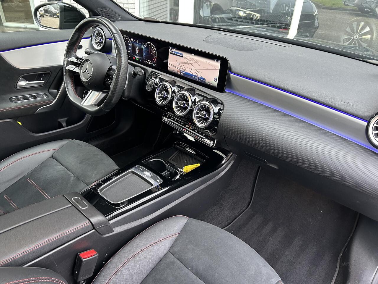 Mercedes-Benz A-KLASSE 250 e AMG Line | Premium | Night pakket | Panoramadak | Achteruitrijcamera | Stoelverwarming | Multibeam LED | Sfeerverlichting | Dodehoekassistentie | Keyless-GO