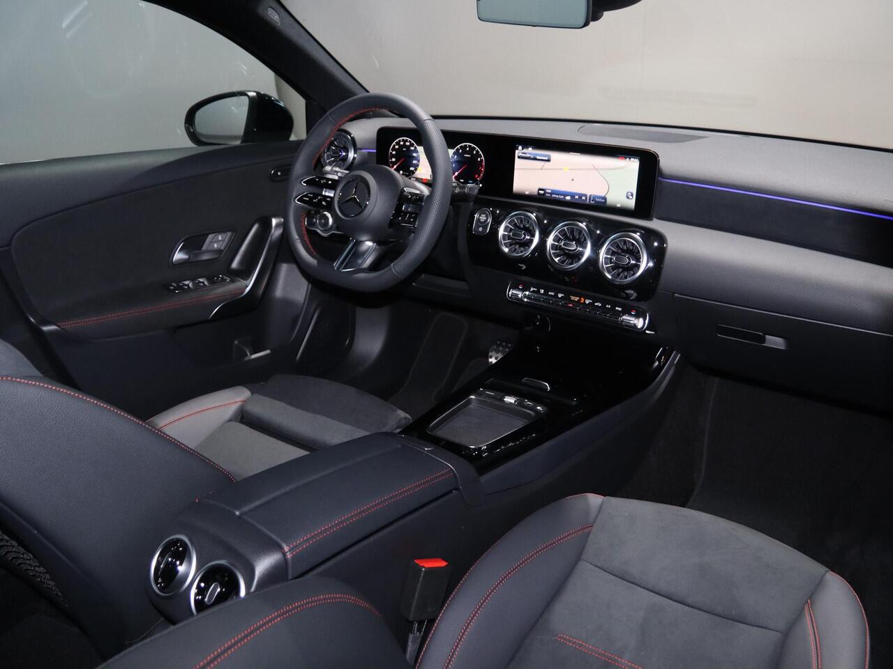 Mercedes-Benz A-KLASSE 180 Business Solution AMG | Panoramaschuifdak | Stoelverwarming | Achteruitrijcamera | MULTIBEAM LED | Night Pakket |