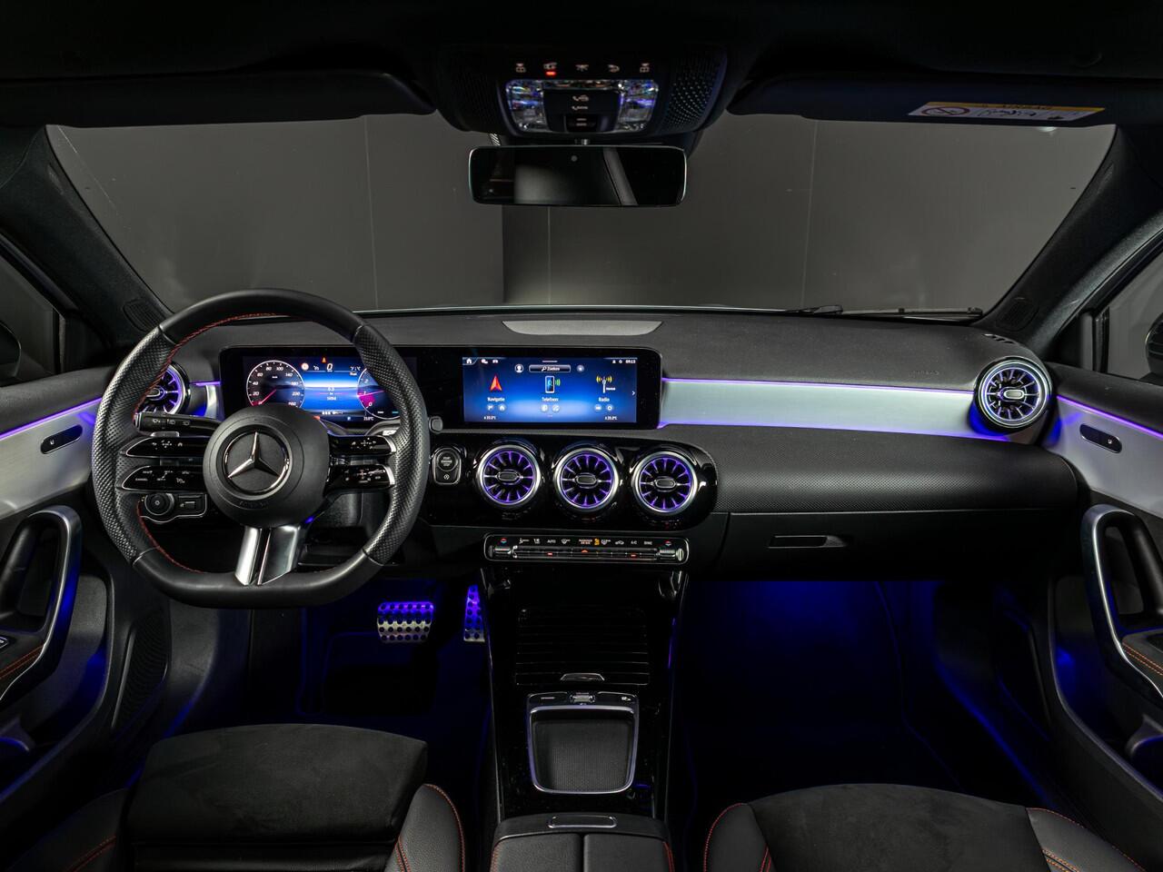 Mercedes-Benz A-KLASSE Hatchback 180 Star Edition Panorama dak