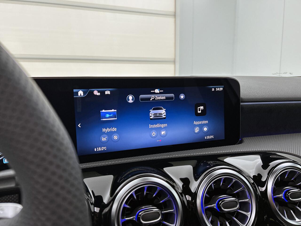 Mercedes-Benz A-KLASSE 250 e Business Solution AMG | Nightpakket | Panoramaschuifdak | Multibeam LED | Stoelverwarming voor | Smartphone integratie | KEYLESS GO | Extra USB-poorten |