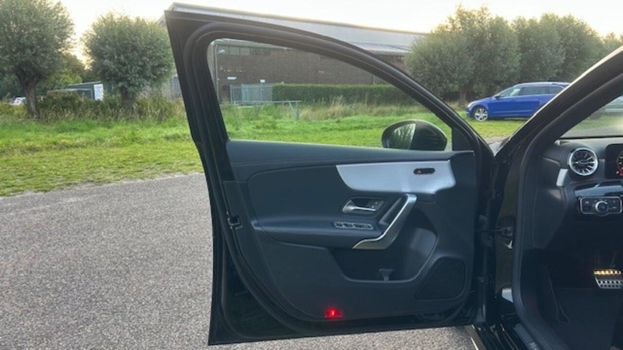 Mercedes-Benz A-KLASSE 200 AMG-LINE NAVIGATIE WIDESCREEN, APPLE CARPLAY, DAB RADIO, LEER, STOELVERWARMING, AMBIËNTEVERLICHTING, ELEC. PANORAMADAK, DISTRONIC, DODEHOEK+SPOORASSIST, PARKEERHULP V/A, ACHTERUITRIJCAMERA, LED LICHT, 19"AMG-VELGEN, ENZ. ENZ. FULL OPTIONS!!