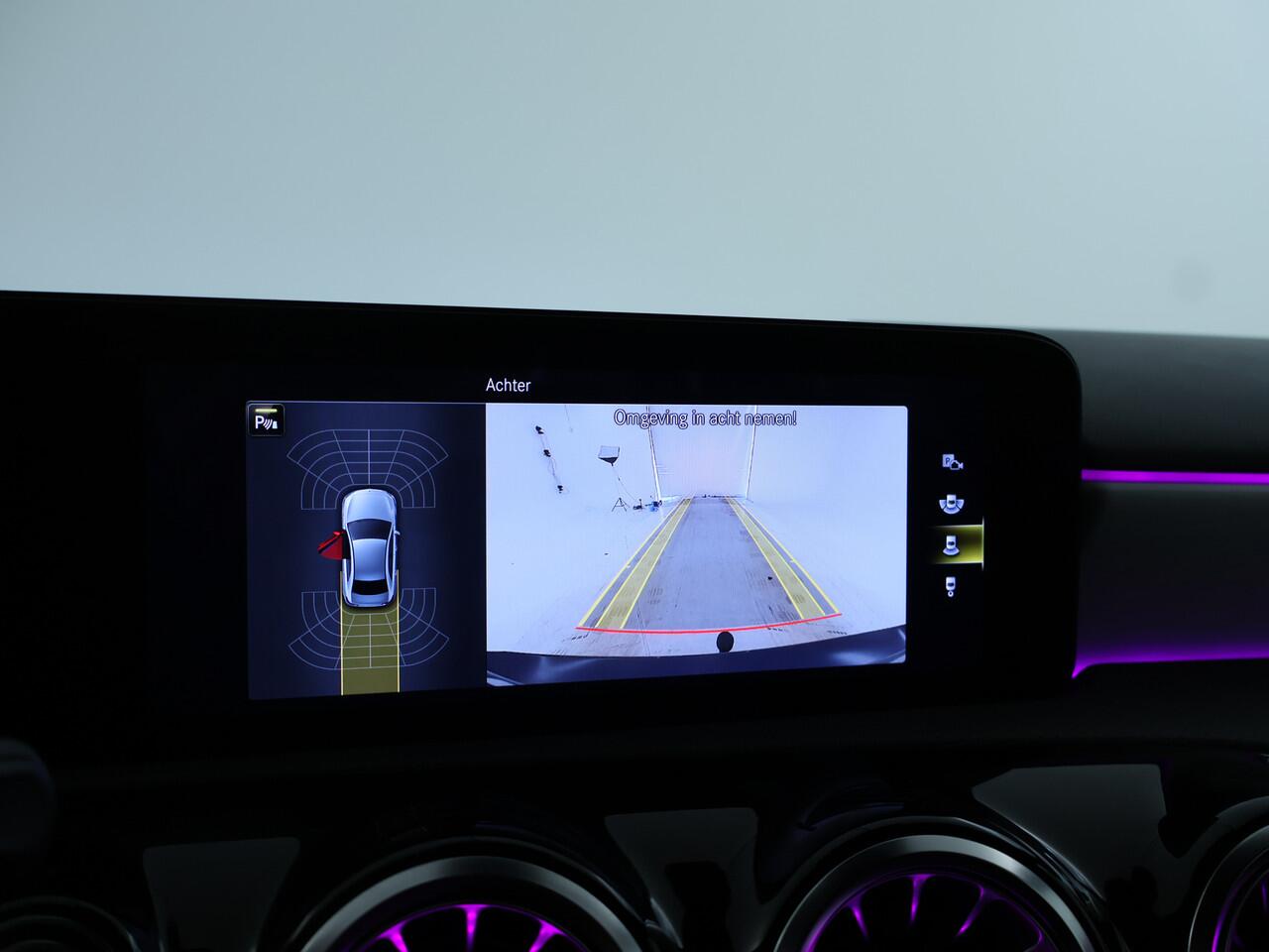 Mercedes-Benz A-KLASSE 180 AMG-line Limousine | Night Pakket | Trekhaak af fabriek | Sfeerverlichting | Parkeer pakket | Spiegel pakket | Inclusief 24 maanden MB Certified garantie voor Europa.