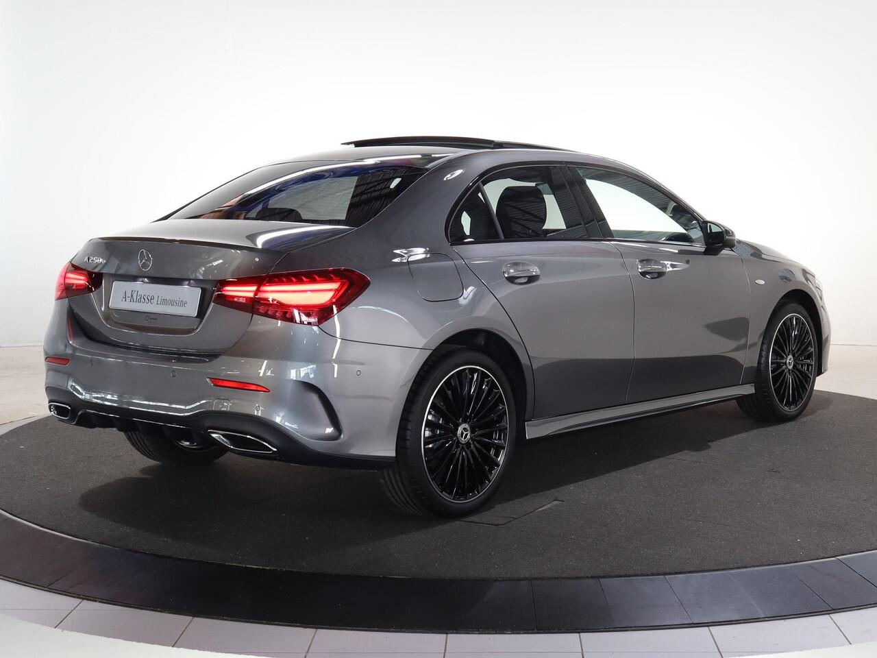 Mercedes-Benz A-KLASSE 250e Business Solution AMG | Panoramaschuifdak | Night | Achteruitrijcamera| Stoelverwarming voor | LED koplampen |