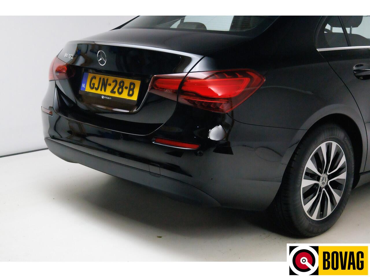 Mercedes-Benz A-KLASSE 180 Star Edition | Facelift | 1/2 Leder | Sport stoelen | Led | Cruise control | Camera | PDC V+A, Stoelverwarming