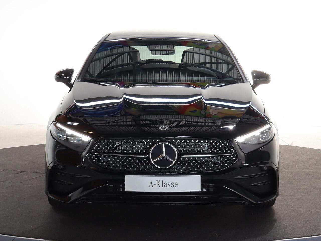 Mercedes-Benz A-KLASSE 180 Star Edition AMG Line | Panoramaschuifdak | Night | Multibeam LED | DISTRONIC | Dodehoekassistent