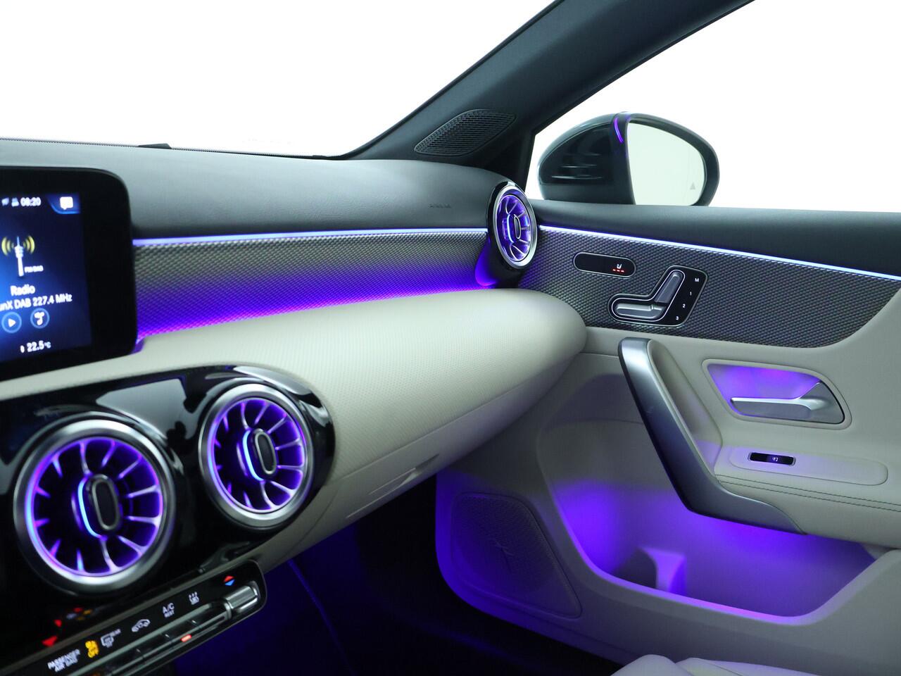 Mercedes-Benz A-KLASSE 250e Luxury-Line | Panorama schuif/kanteldak | Parkeersensoren + achteruitrijcamera | Multibeam Led | Sfeerverlichting | Dodehoekass | Apple CarPlay | Inclusief 24 maanden MB Certified garantie voor Europa.