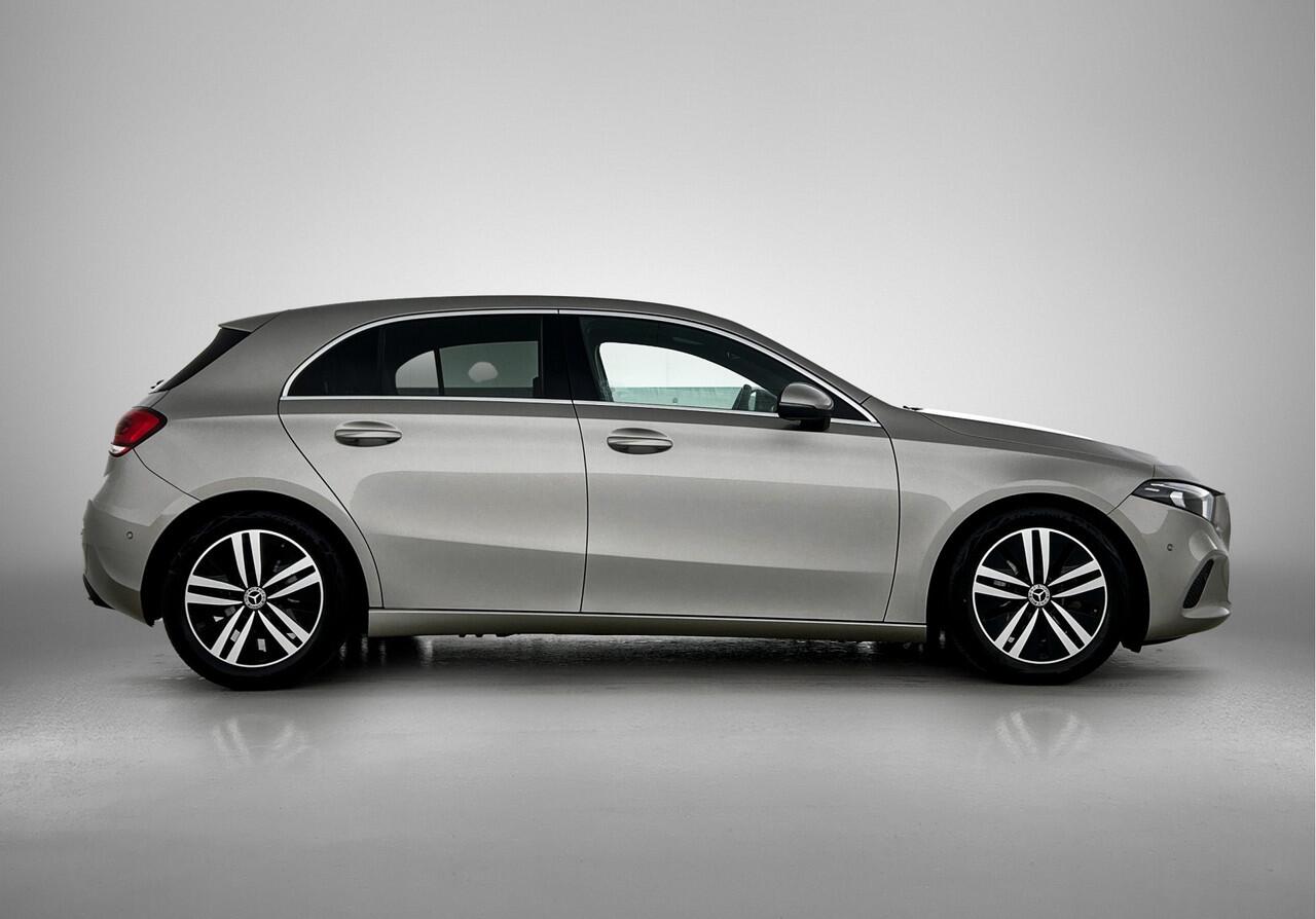 Mercedes-Benz A-KLASSE 160 Luxury-Line Handgeschakeld 6 versn. | Led Lights | Apple CarPlay | Achteruitrijcamera | Stoelverwarming Voor | Spiegelpakket. Inclusief 24 maanden MB Certified garantie voor Europa.