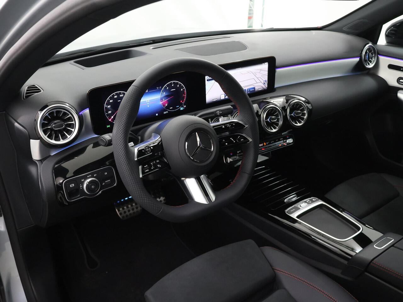 Mercedes-Benz A-KLASSE 180 Business Solution AMG | Night | Panoramaschuifdak | Head-Up | MULTIBEAM LED | Dodehoekassistent | 19 inch AMG-velgen |