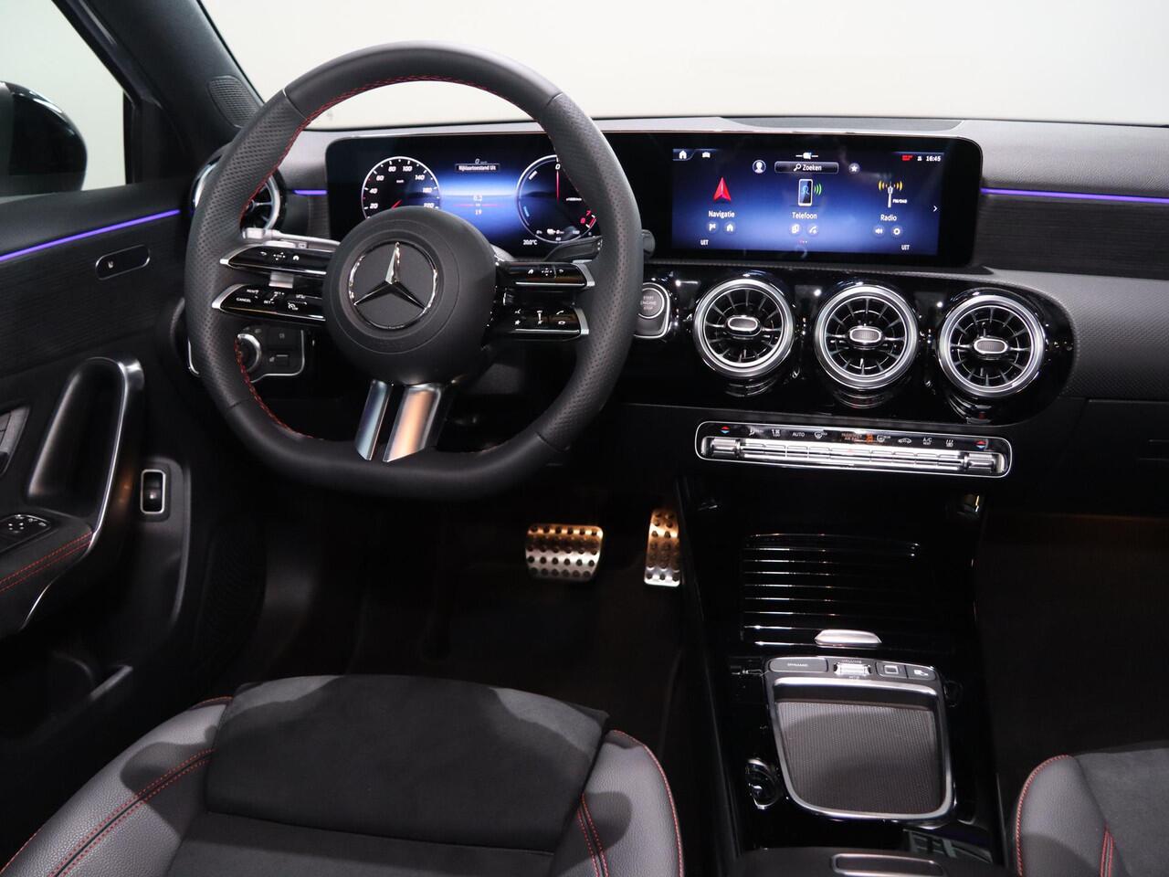 Mercedes-Benz A-KLASSE 250e Star Edition AMG Line | Multibeam | Panoramaschuifdak | Night | Stoelverwarming | Achteruitrijcamera | Apple Carplay/Android Auto |
