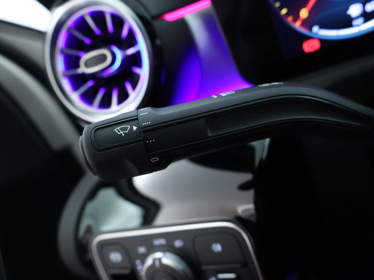 Mercedes-Benz A-KLASSE 250 e Sedan AMG Plug-In Hybride AMG Line | NIght Pakket | Trekhaak | Sfeerverlichting. Inclusief 24 maanden MB Certified garantie voor Europa.