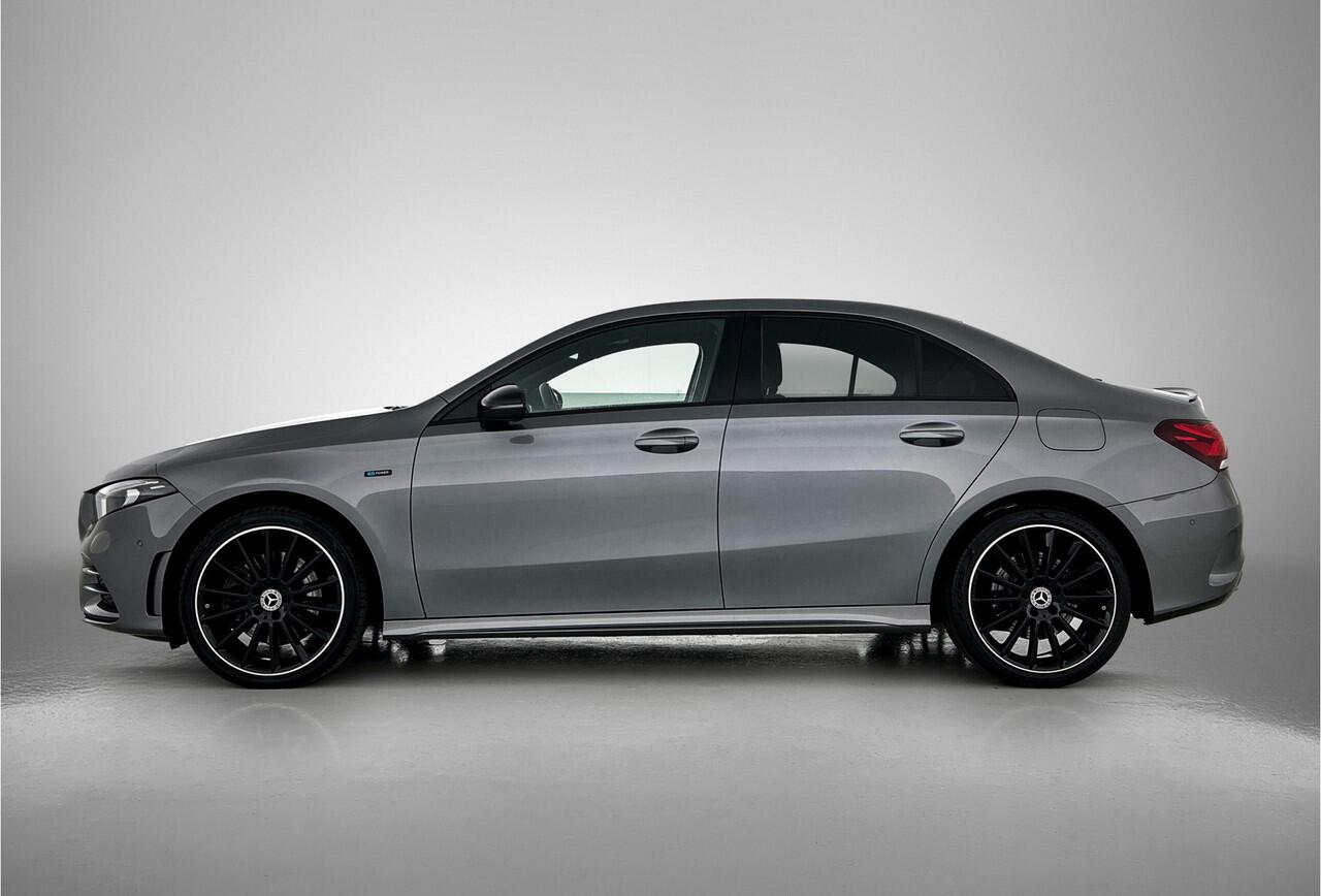 Mercedes-Benz A-KLASSE 250 e AMG Plug-In Hybride | Panoramadak | Achteruitrijcamera | Nightpakket | Sfeerverlichting | Burmester | Inclusief 24 maanden MB Certified garantie voor Europa.