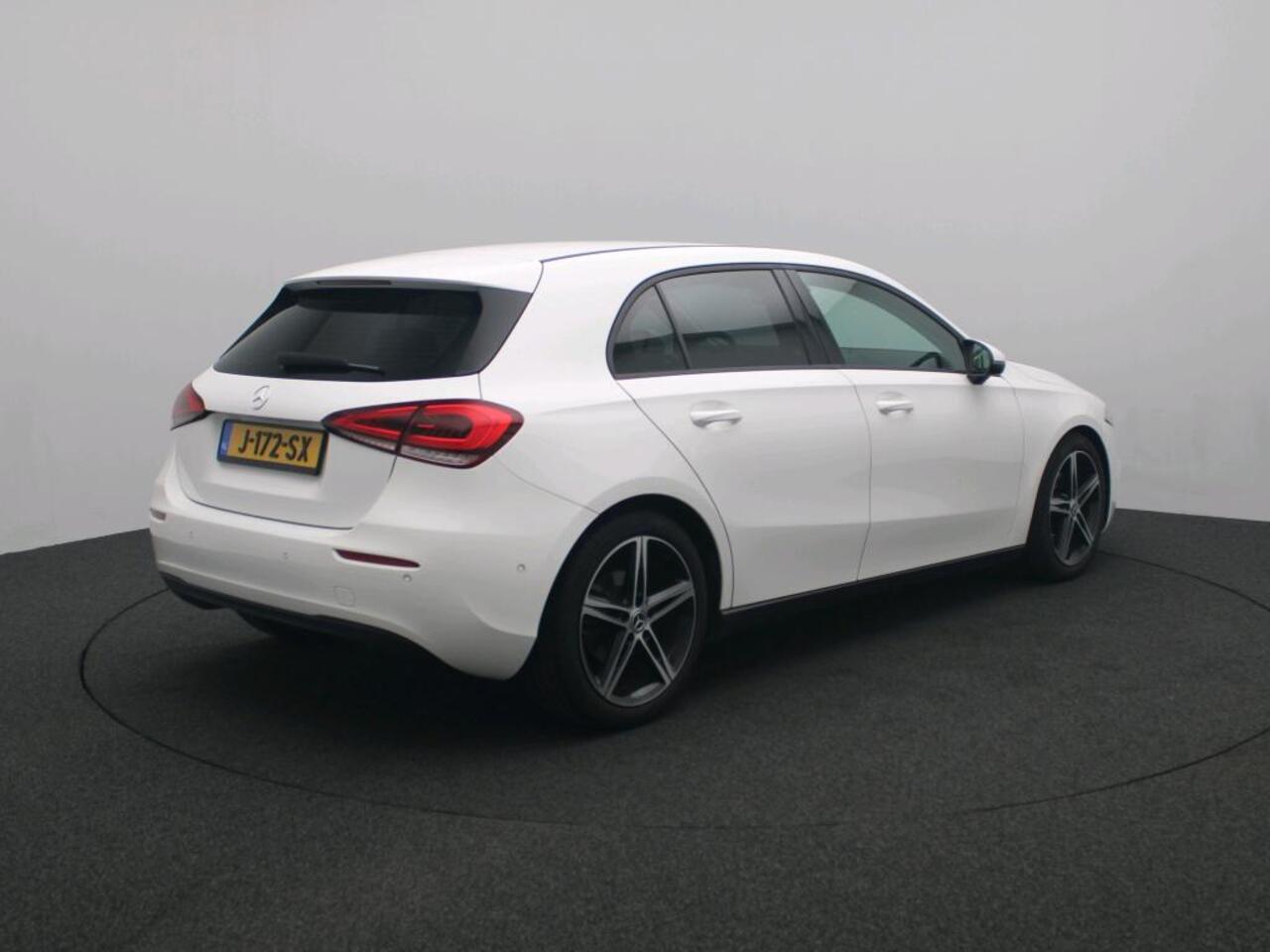 Mercedes-Benz A-KLASSE 160 Business Solution Ledkoplampen | Apple CarPlay | Achteruitrijcamera | Stoelverwarming Voor. Inclusief 24 maanden Mercedes-Benz Certified garantie voor Europa.