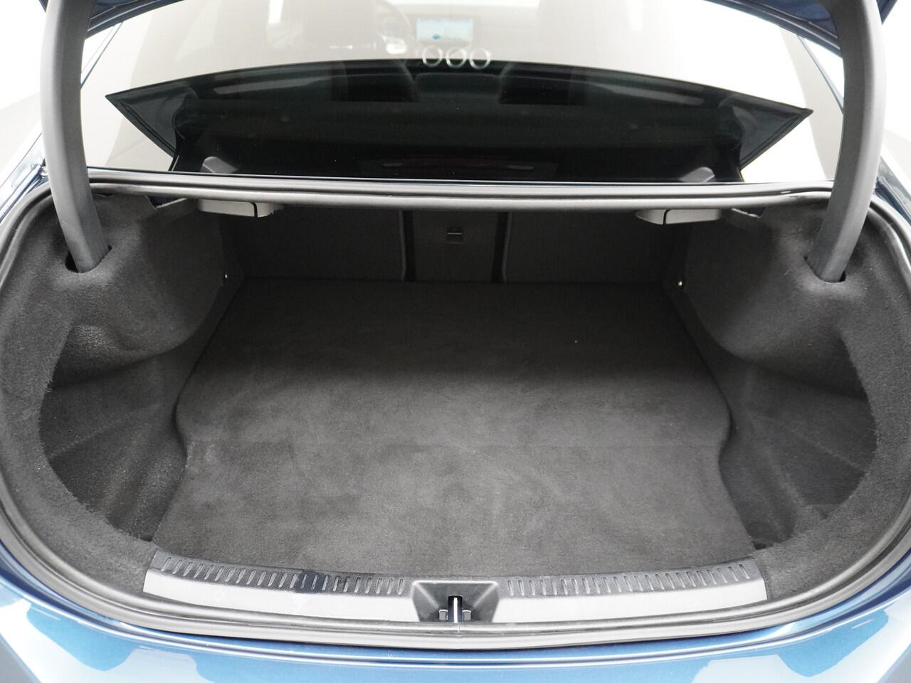 Mercedes-Benz A-KLASSE 250e AMG // Panoramadak // Memory // Trekhaak // Keyless // Carplay // Sfeerverlichting // MultiBeam LED // Night Pakket // Augmented Reality