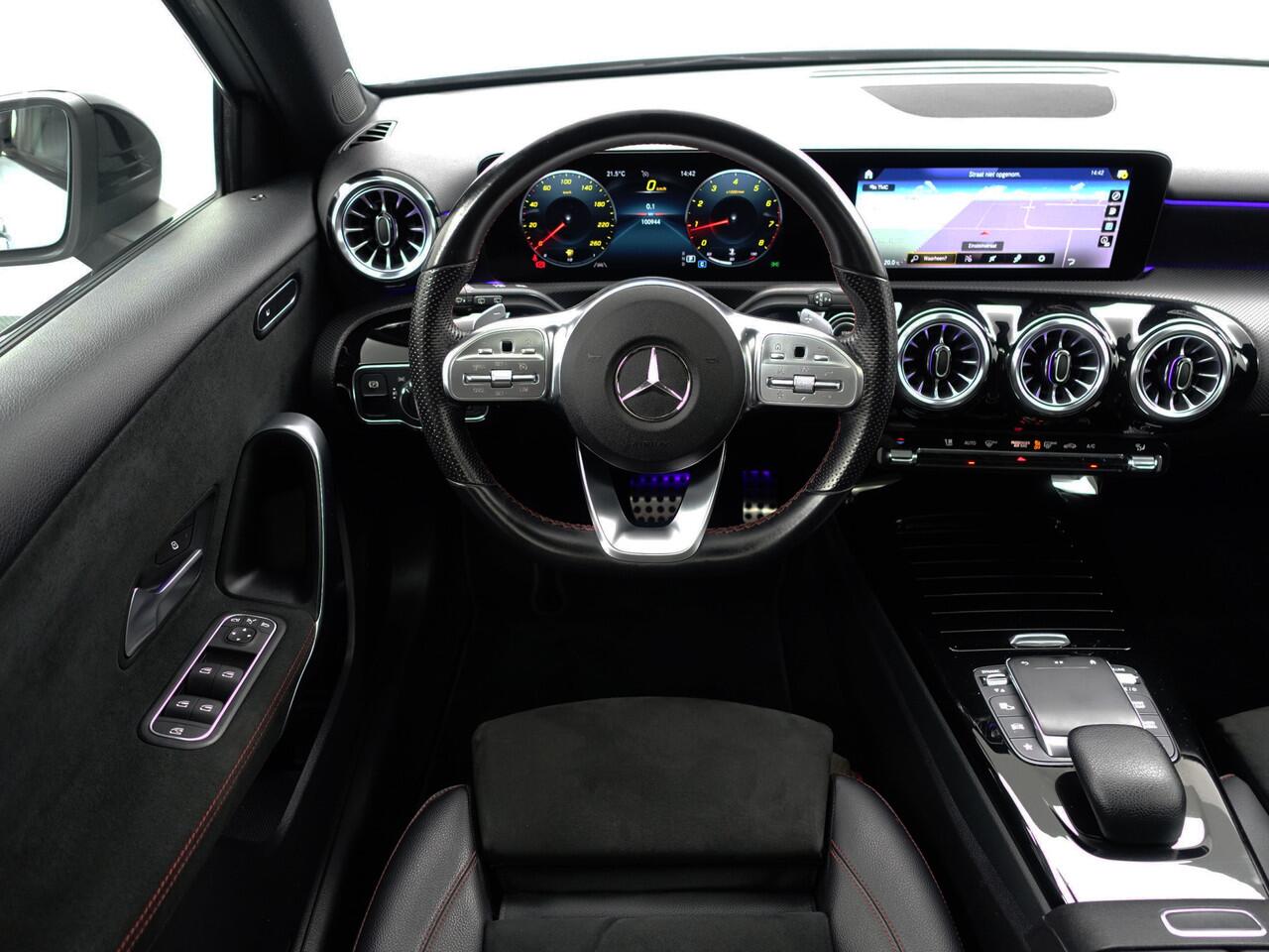 Mercedes-Benz A-KLASSE 180 AMG Night Edition Aut- Panoramadak, Sfeerverlichting, Xenon Led, Camera, Sport Interieur