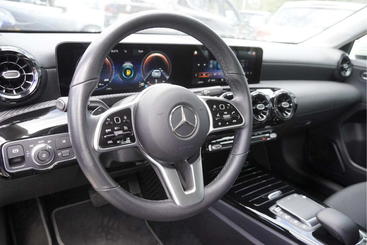 Mercedes-Benz A-KLASSE 180 Automaat! 5drs Business Solution BJ2021 Lmv 16" | Led V+A | Pdc | Navi | Elek. trekhaak | Achteruitrijcamera | Virtual cockpit | Climate control | Cruise control | Verwarmde voorstoelen | Getint glas