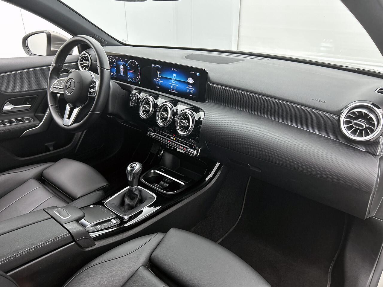 Mercedes-Benz A-KLASSE 160 Luxury-Line Handgeschakeld 6 versn. | Led Lights | Apple CarPlay | Achteruitrijcamera | Stoelverwarming Voor | Spiegelpakket. Inclusief 24 maanden MB Certified garantie voor Europa.