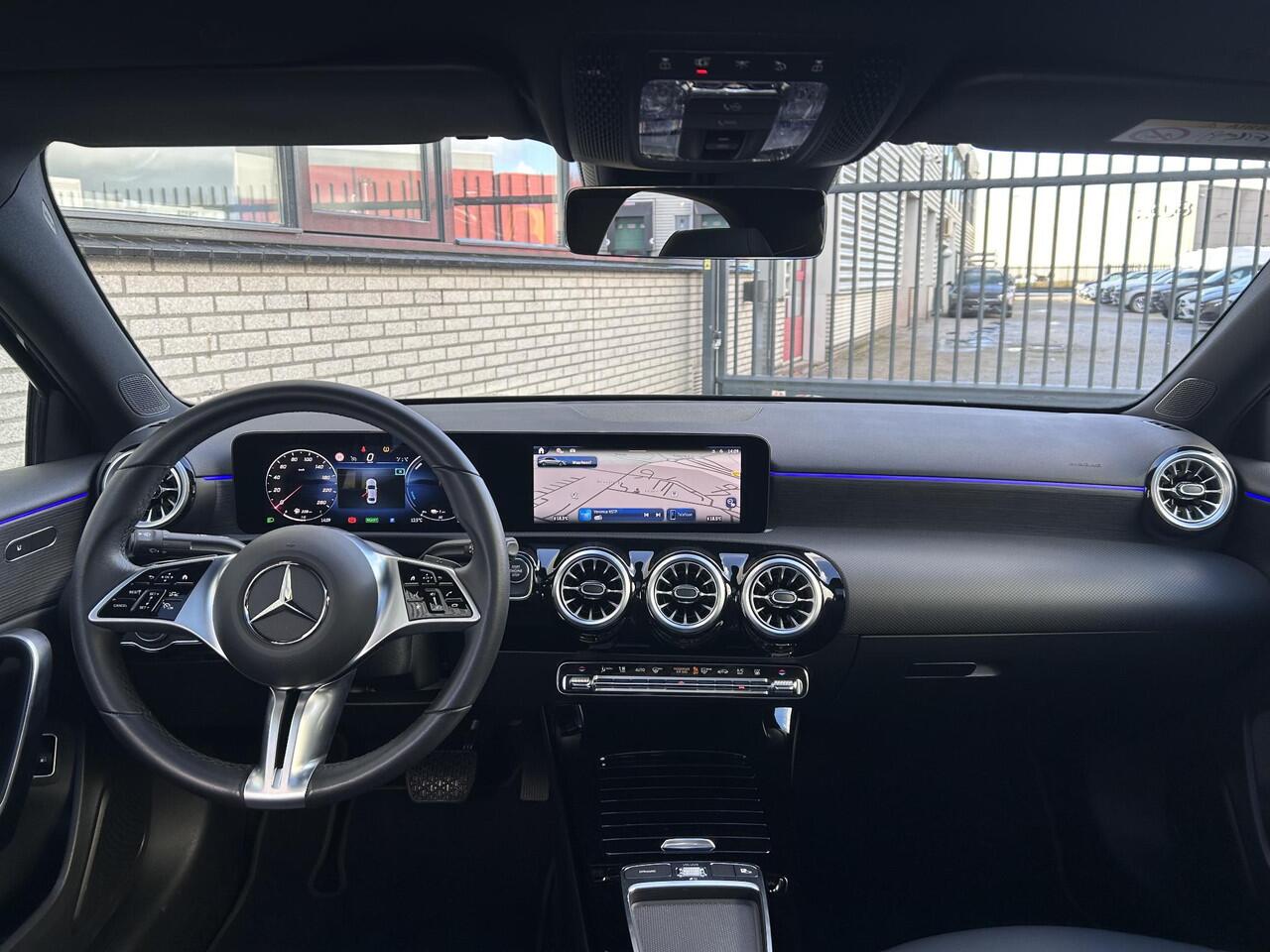 Mercedes-Benz A-KLASSE 250 e | Panoramadak | Luxury | MULTIBEAM LED Koplampen | Dodehoekassistent | Apple CarPlay | Android Auto | Sierdelen Lindehout Zwart | Privacy Glas Achter |