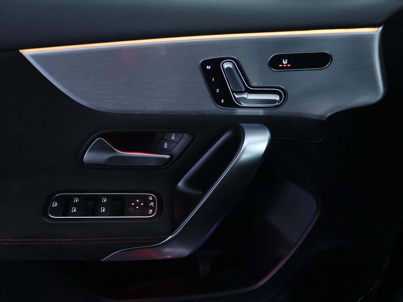 Mercedes-Benz A-KLASSE 160 Business Solution AMG AMG Line | Night Pakket | Panorama Schuif-Kanteldak | Sfeerverlichting | Memory Voorstoelen | MultiBeam Koplampen. Inclusief 24 maanden MB Certified garantie voor Europa.