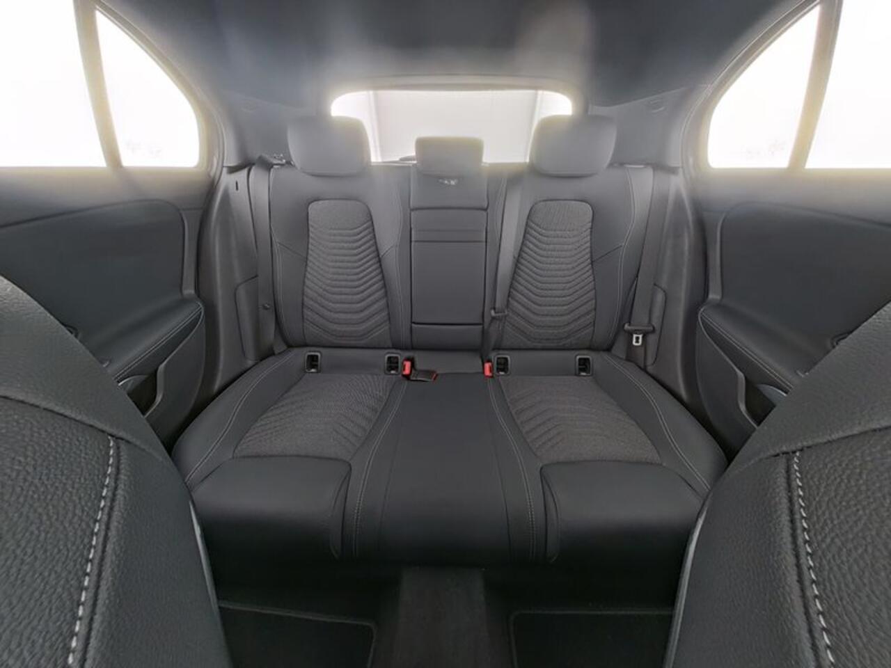 Mercedes-Benz A-KLASSE 250 e Progressive Plug-In Hybride | Panoramadak | Sfeerverlichting | Memory | Keyless Go | Stuur en Stoelverwarming. Inclusief 24 maanden Mercedes-Benz Certified garantie voor Europa.