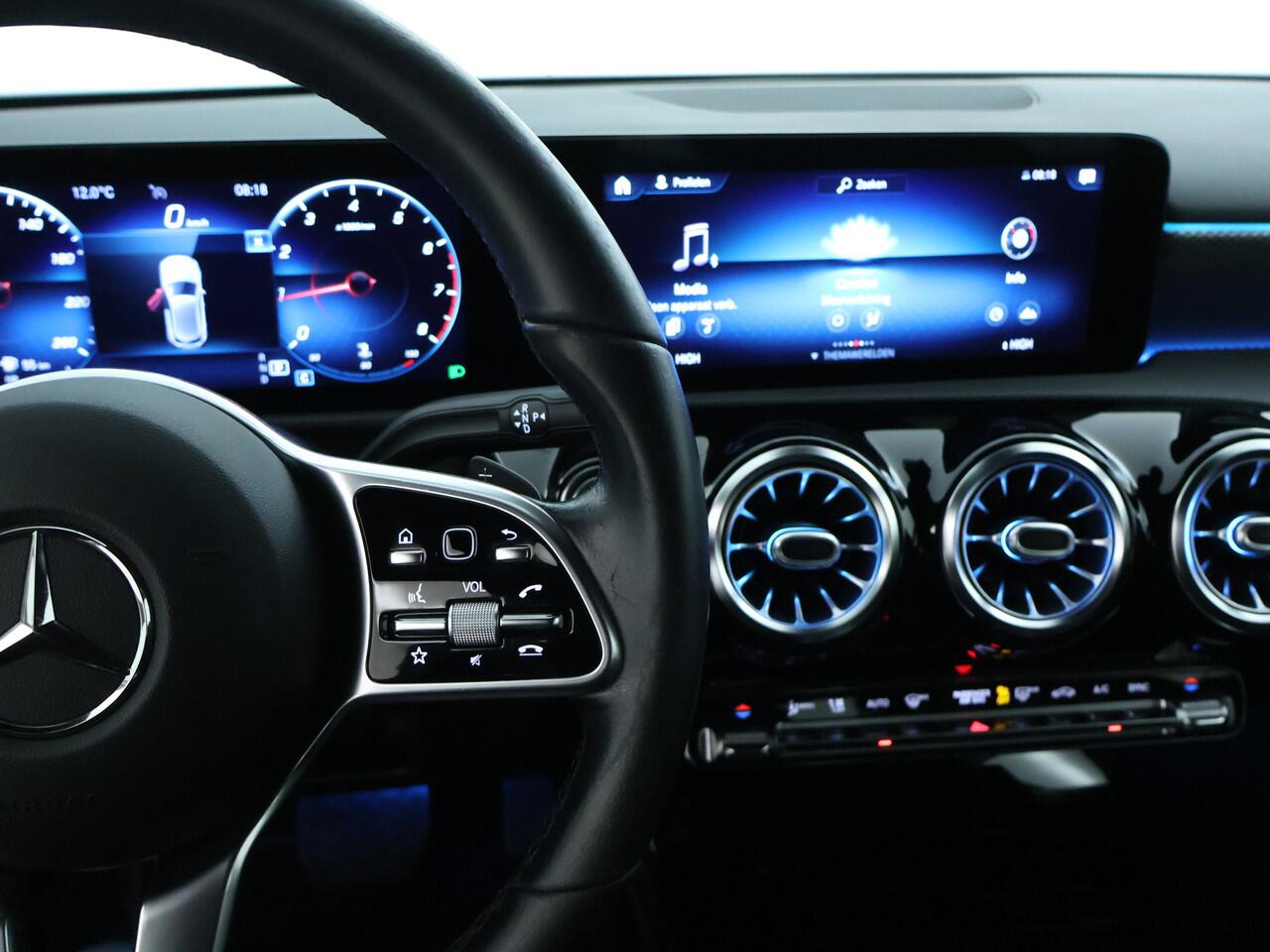 Mercedes-Benz A-KLASSE 180 Business Solution Luxury | Sfeerverlichting | Achteruitrijcamera | Led koplampen | Stoelverwarming | MBUX Augmented reality voor navigatie. Inclusief 24 maanden MB Certified garantie voor Europa.