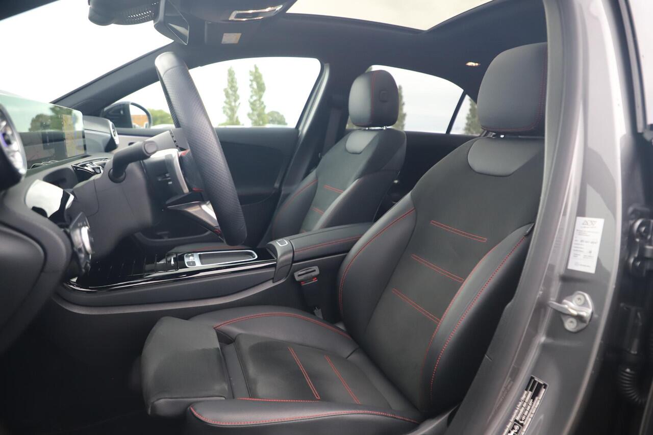 Mercedes-Benz A-KLASSE 180 AMG Line Night Pakket Automaat Panoramadak 19 inch Keyless Sfeerverlichting Burmester Carplay Navigatie Camera Half Leder Stoelverwarming NAP! Dealer onderhouden!