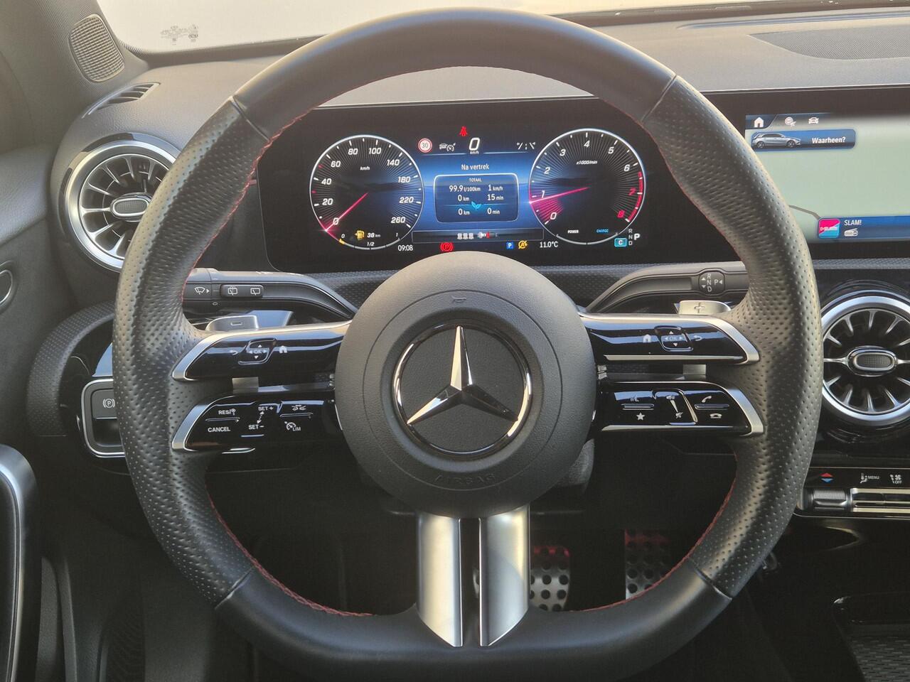 Mercedes-Benz A-KLASSE 200 AMG Line Automaat / Trekgewicht 1600 Kg / Stoelverwarming / Achteruitrijcamera / Navigatie / Keyless Entry/Start / Adaptief CC / Climate control / Parkeersensoren voor en achter /
