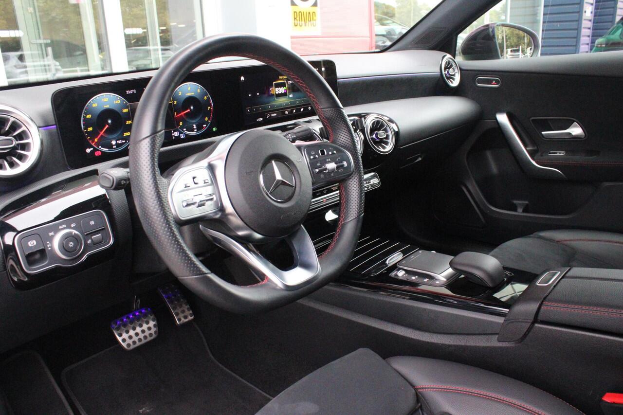 Mercedes-Benz A-KLASSE 180 136PK AMG LINE AUTOMAAT | PANORAMISCH SCHUIF/KANTEL DAK | KEYLESS ENTRY / GO | NAVIGATIE | ACHTERUITRIJ CAMERA | PARKEERSENSOREN VOOR EN ACHTER | HIGH PERFORMANCE LED KOPLAMPEN | STOEL VERWARMING | SPIEGEL PAKKET | NIGHT PAKKET | LICHTMETALEN VELGEN 1