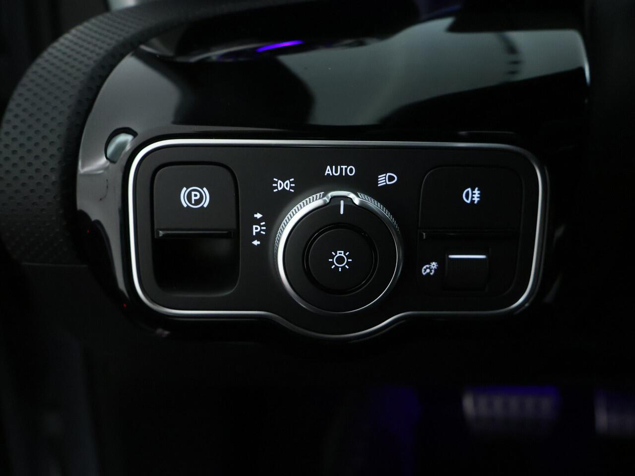 Mercedes-Benz A-KLASSE 180 Business Solution AMG | AMG Line Plus pakket | Nightpakket | Parkeerpakket met 360°-camera | KEYLESS GO | Extra USB-poorten | MULTIBEAM LED | Head-up display | Dodehoekassistent |