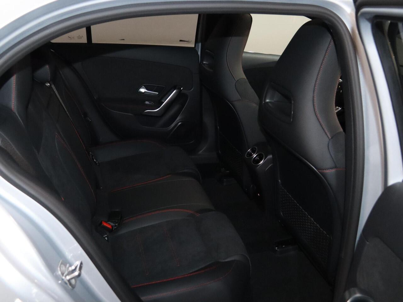 Mercedes-Benz A-KLASSE 180 Business Solution AMG | Panoramaschuifdak | Achteruitrijcamera | Nightpakket | MULTIBEAM LED | Stoelverwarming |