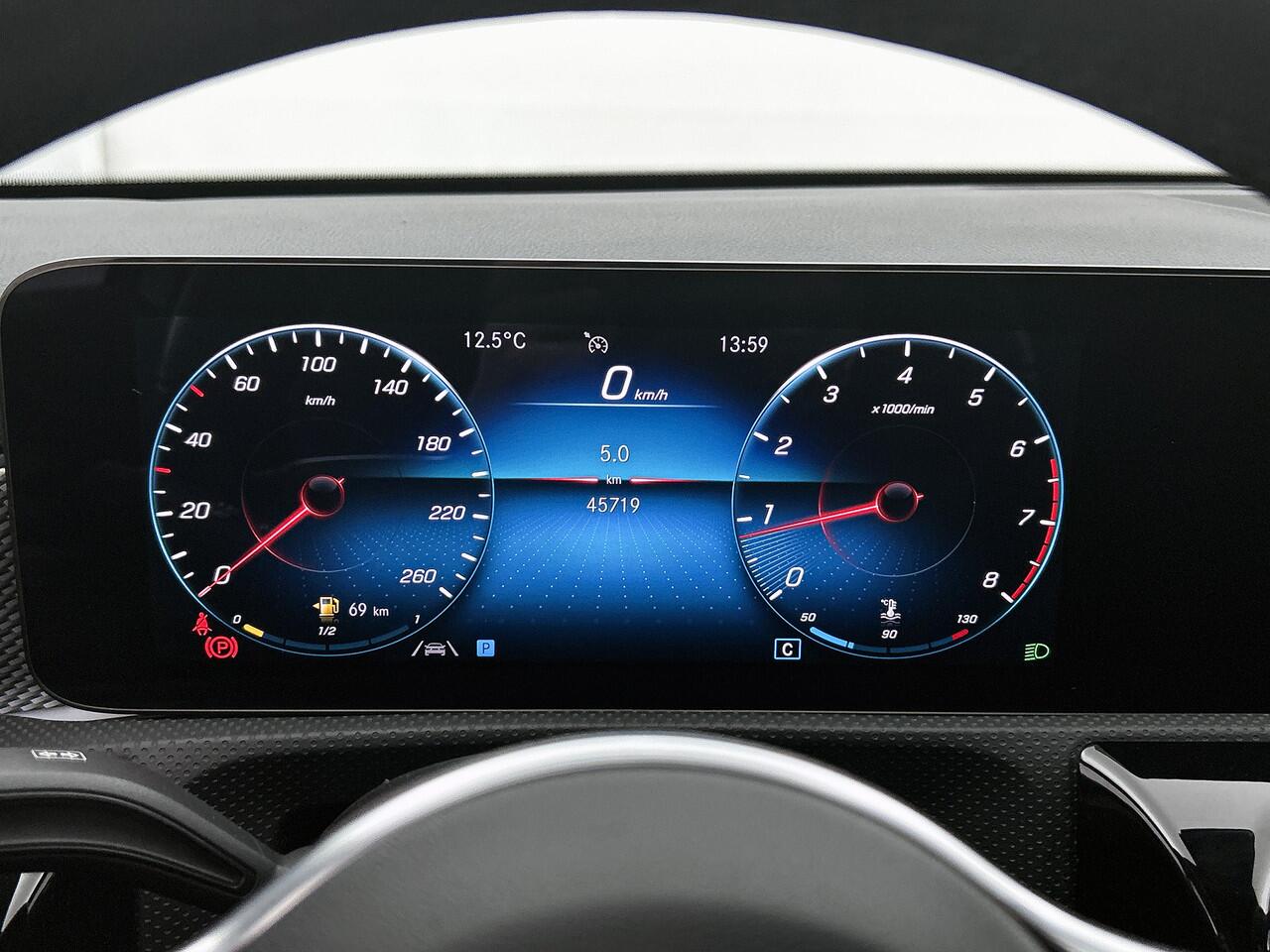 Mercedes-Benz A-KLASSE 160 Luxury-Line Handgeschakeld 6 versn. | Led Lights | Apple CarPlay | Achteruitrijcamera | Stoelverwarming Voor | Spiegelpakket. Inclusief 24 maanden MB Certified garantie voor Europa.